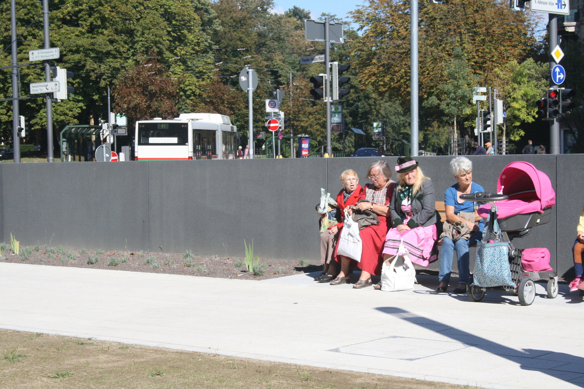 Der neue Quartiersplatz am Theodor-Heuss-Platz lädt Jung und Alt ein. Foto: B4B SCHWABEN