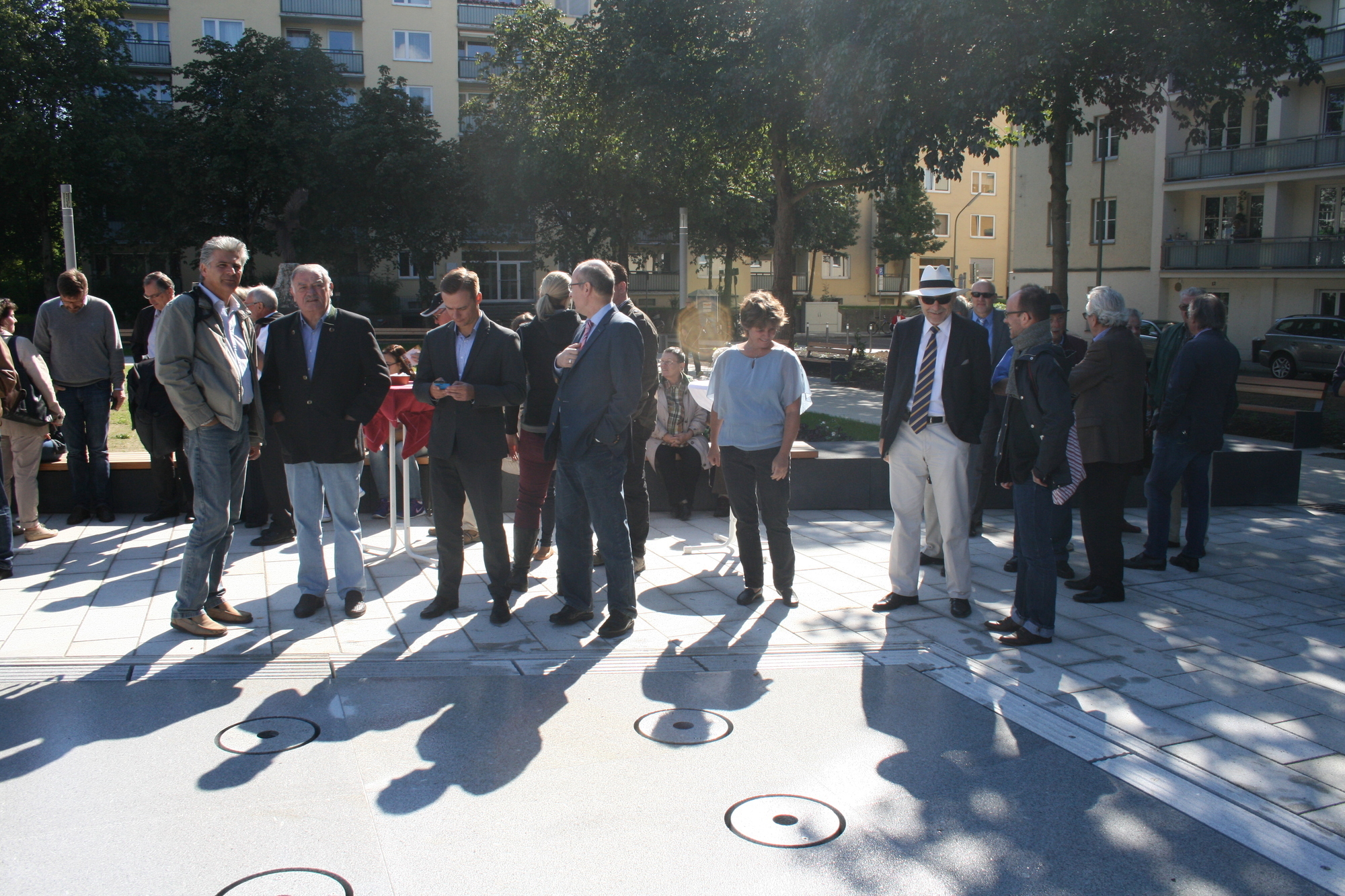 Der neue Quartiersplatz am Theodor-Heuss-Platz lädt Jung und Alt ein. Foto: B4B SCHWABEN