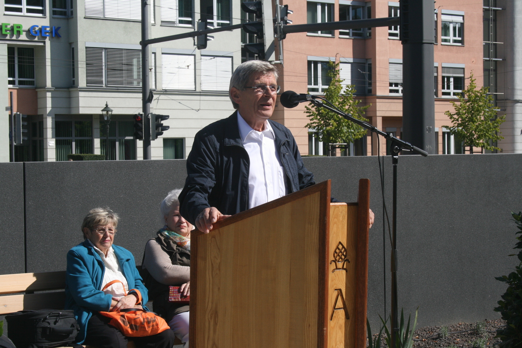 Der neue Quartiersplatz am Theodor-Heuss-Platz lädt Jung und Alt ein. Foto: B4B SCHWABEN