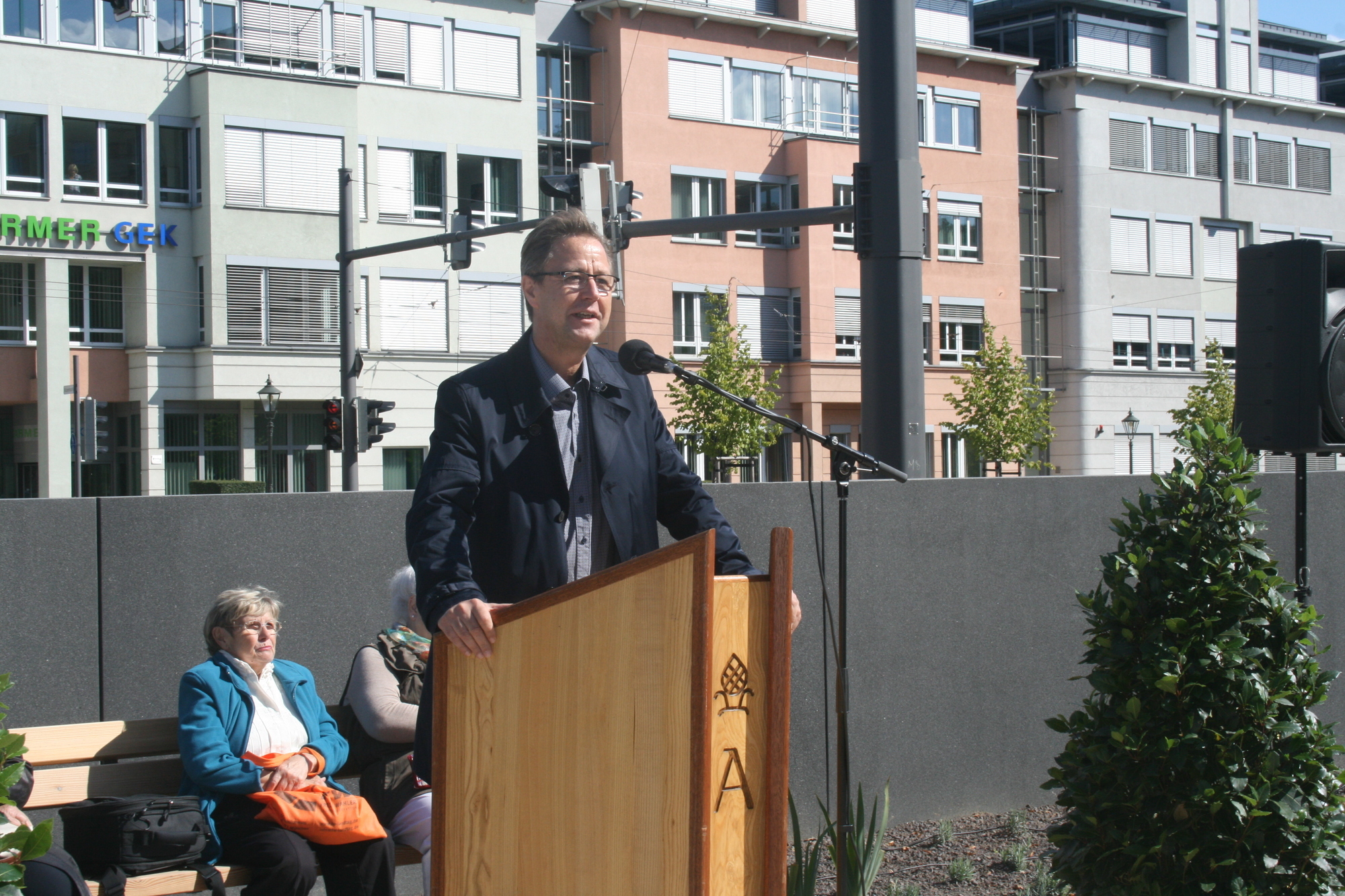 Der neue Quartiersplatz am Theodor-Heuss-Platz lädt Jung und Alt ein. Foto: B4B SCHWABEN