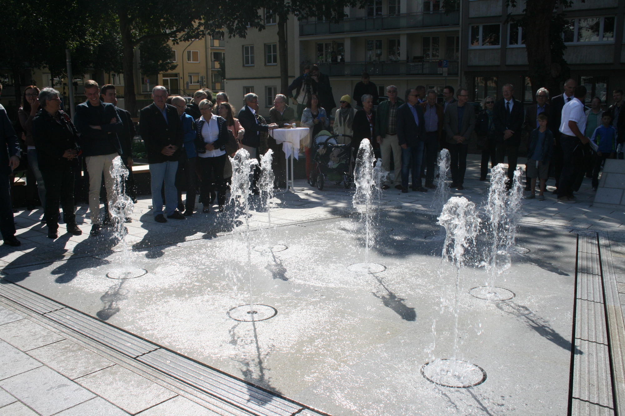 Der neue Quartiersplatz am Theodor-Heuss-Platz lädt Jung und Alt ein. Foto: B4B SCHWABEN