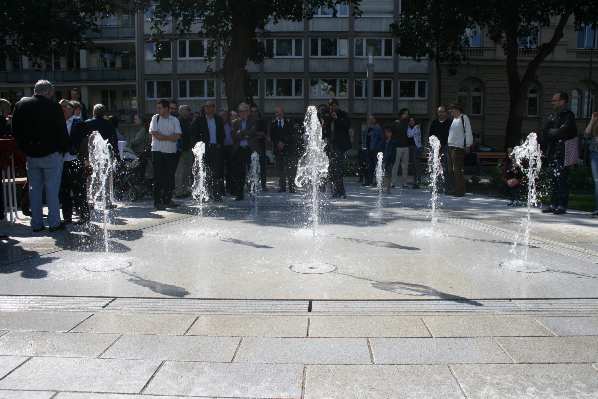 Der neue Quartiersplatz am Theodor-Heuss-Platz lädt Jung und Alt ein. Foto: B4B SCHWABEN