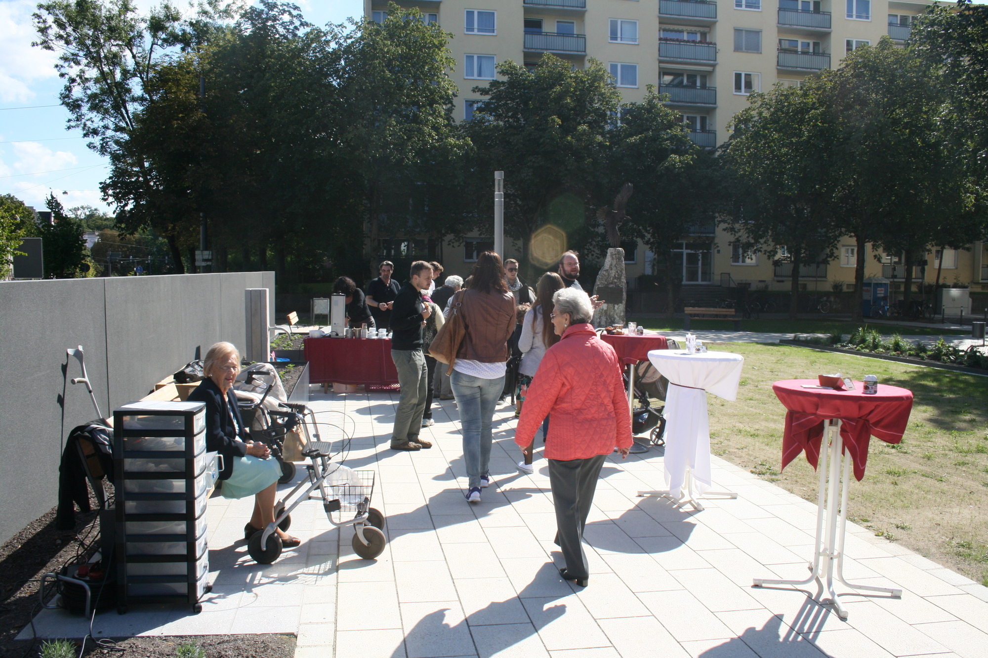 Der neue Quartiersplatz am Theodor-Heuss-Platz lädt Jung und Alt ein. Foto: B4B SCHWABEN