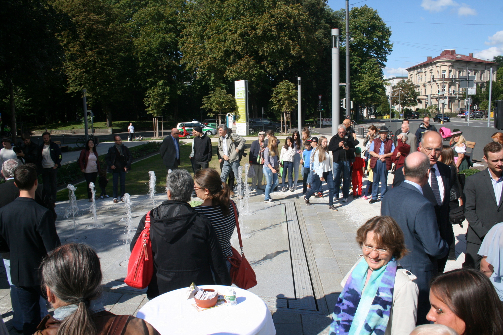 Der neue Quartiersplatz am Theodor-Heuss-Platz lädt Jung und Alt ein. Foto: B4B SCHWABEN
