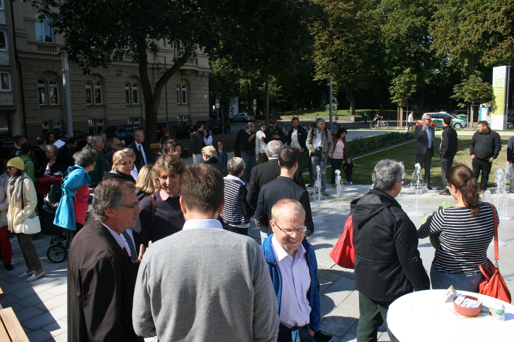 Der neue Quartiersplatz am Theodor-Heuss-Platz lädt Jung und Alt ein. Foto: B4B SCHWABEN
