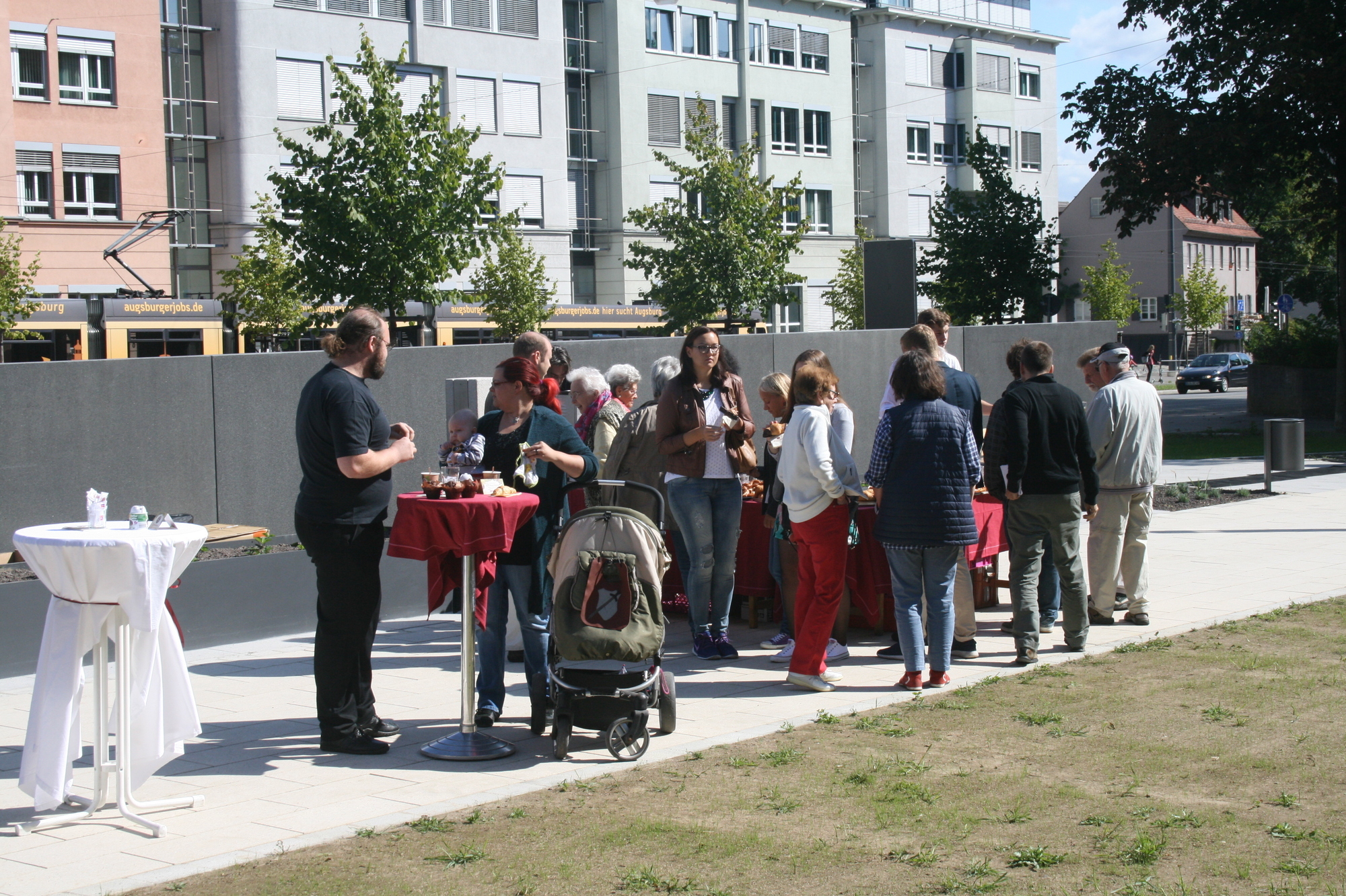 Der neue Quartiersplatz am Theodor-Heuss-Platz lädt Jung und Alt ein. Foto: B4B SCHWABEN
