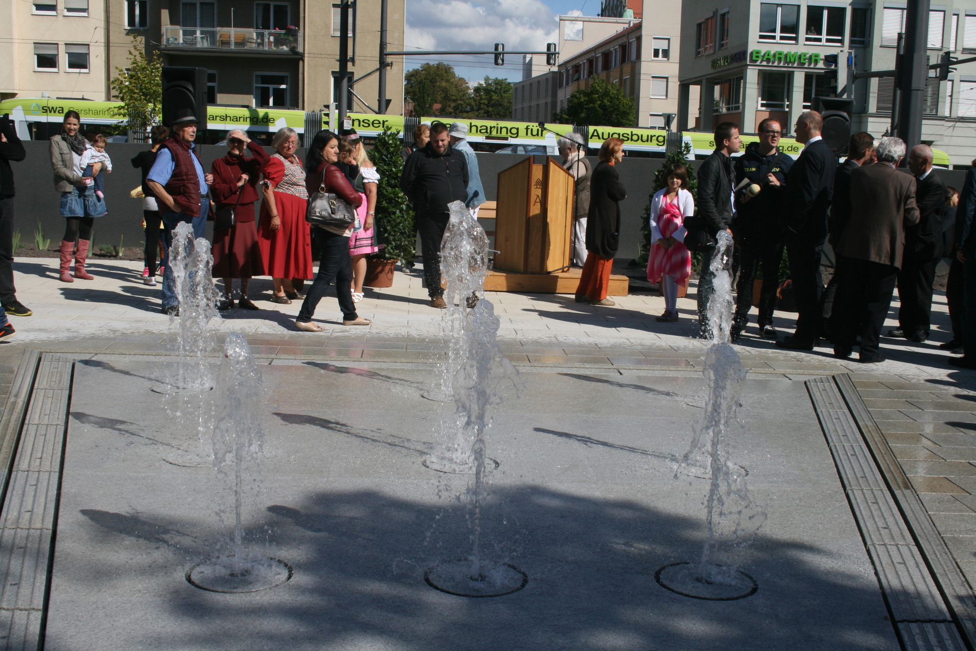 Der neue Quartiersplatz am Theodor-Heuss-Platz lädt Jung und Alt ein. Foto: B4B SCHWABEN