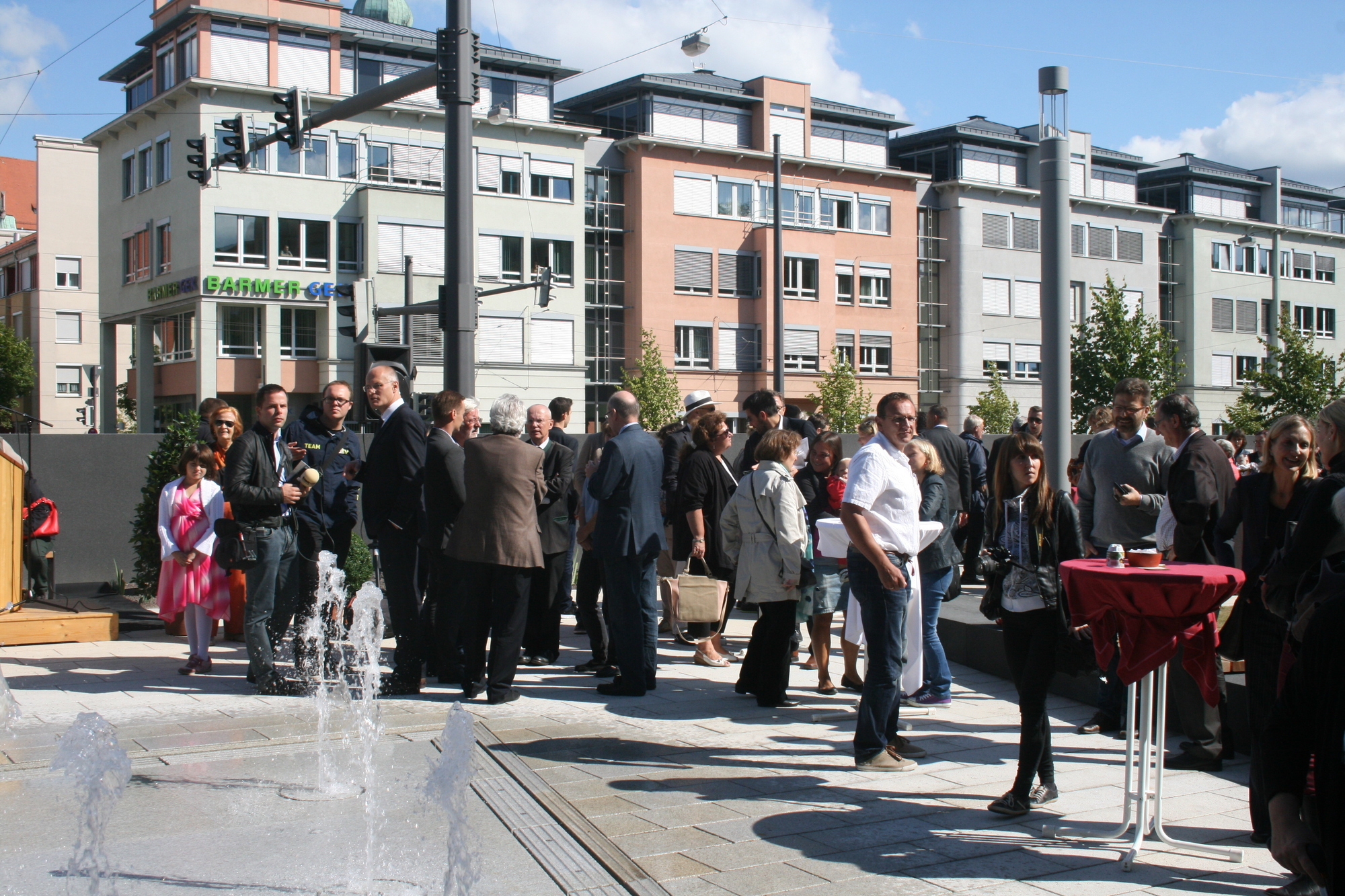 Der neue Quartiersplatz am Theodor-Heuss-Platz lädt Jung und Alt ein. Foto: B4B SCHWABEN