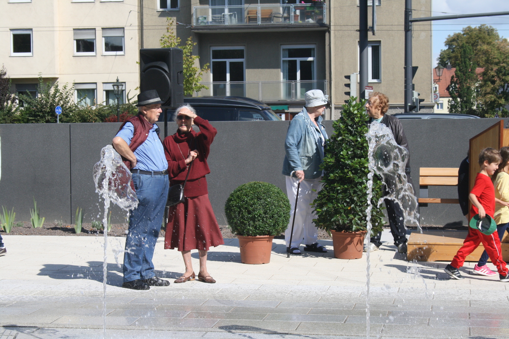 Der neue Quartiersplatz am Theodor-Heuss-Platz lädt Jung und Alt ein. Foto: B4B SCHWABEN