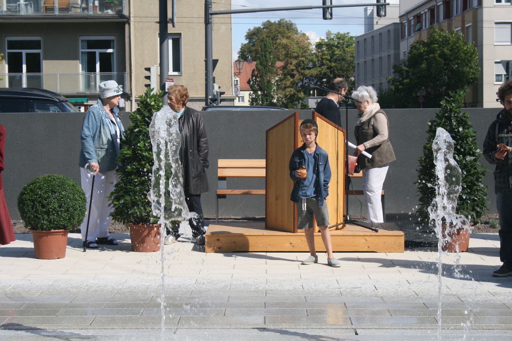 Der neue Quartiersplatz am Theodor-Heuss-Platz lädt Jung und Alt ein. Foto: B4B SCHWABEN