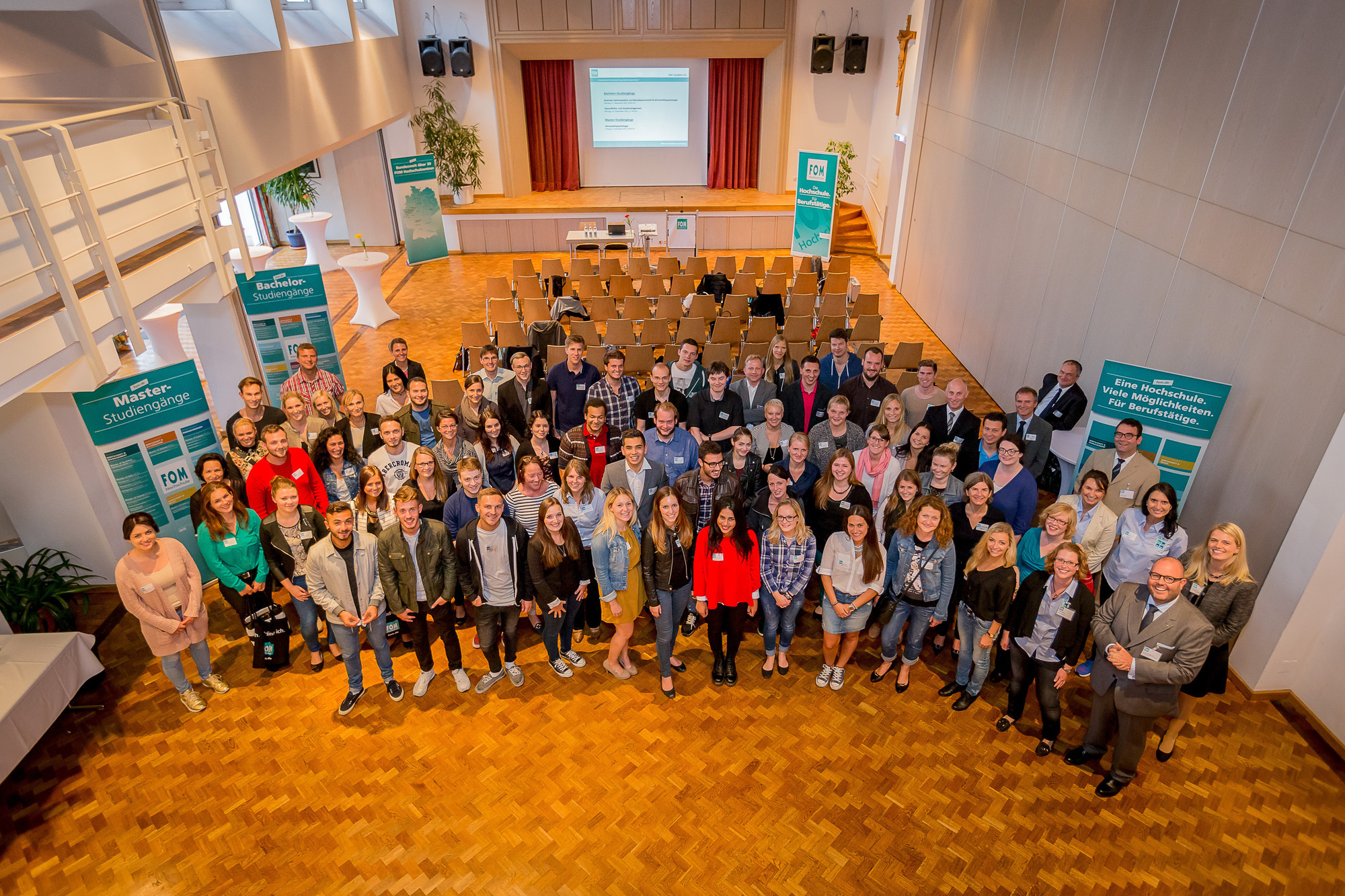 FOM Hochschule Augsburg begrüßt 80 Erstsemester. Foto: FOM
