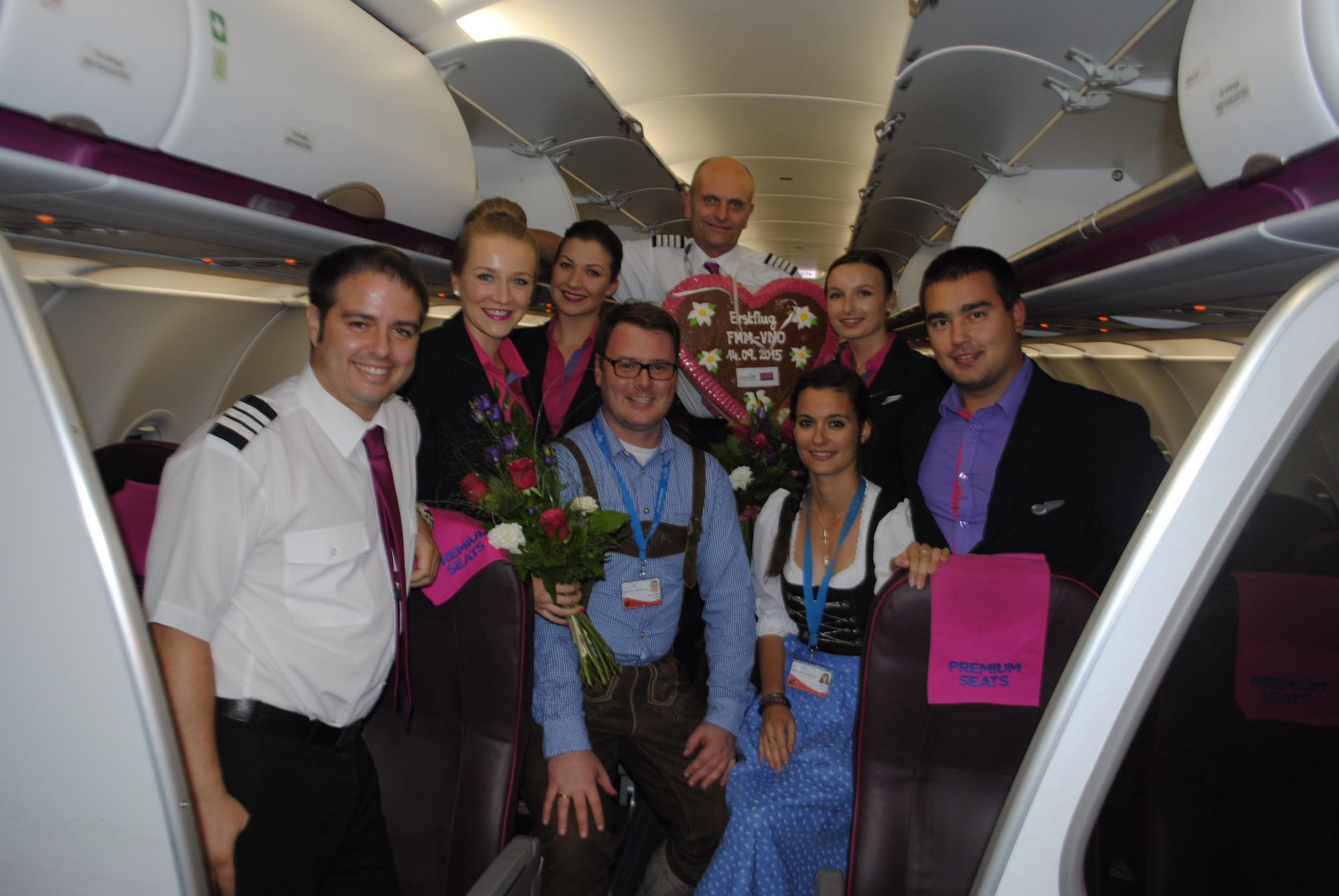 Die Crew des Erstfluges von Vilnius nach Memmingen wurde herzlich im Allgäu begrüßt. Foto: Allgäu Airport