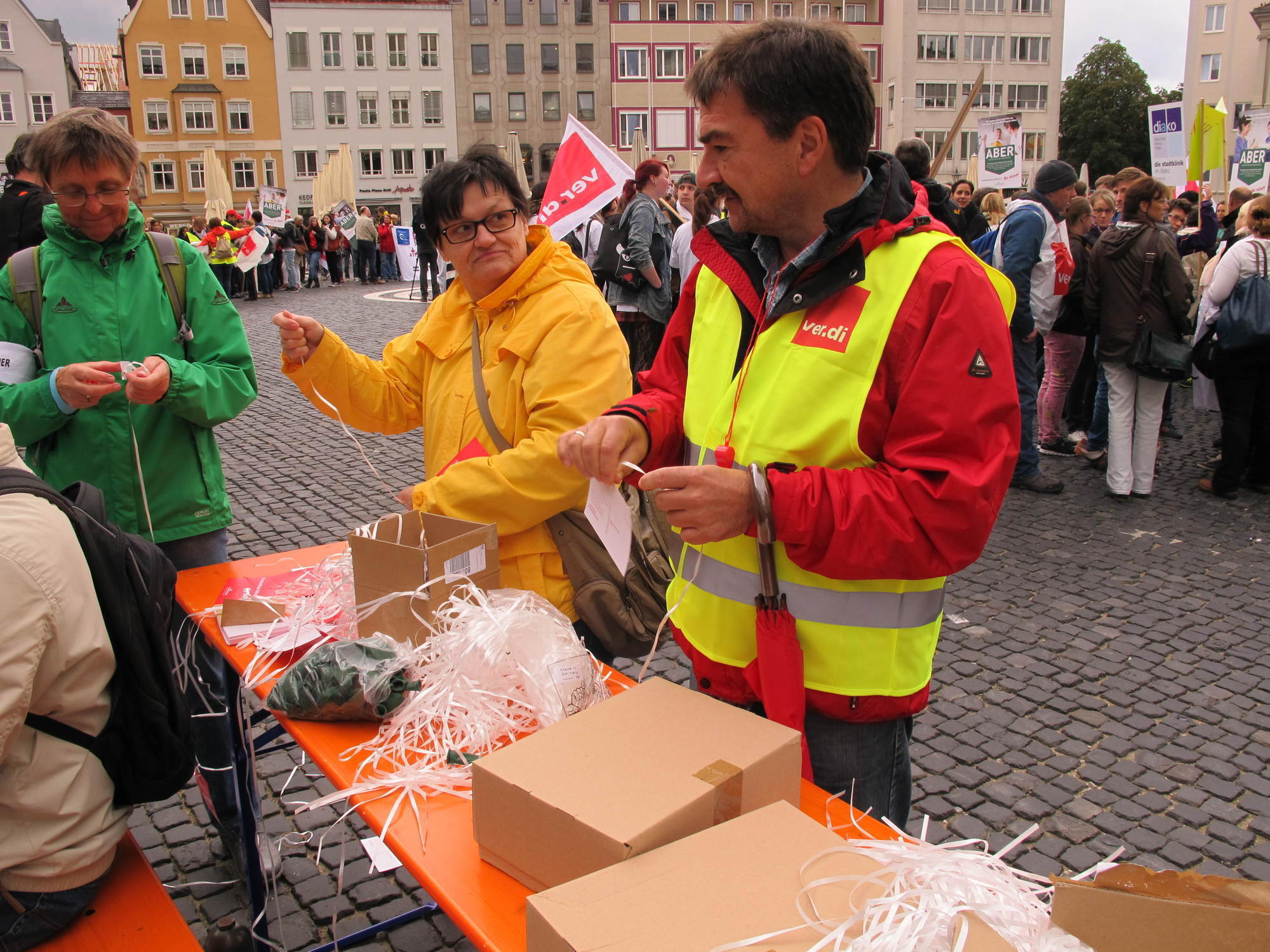 Krankenhausmitarbeiter, OB Dr. Gribl, Schmidtke, Schwering und Jagel gehen gegen das KHSG auf die Straße. Foto: B4B SCHWABEN