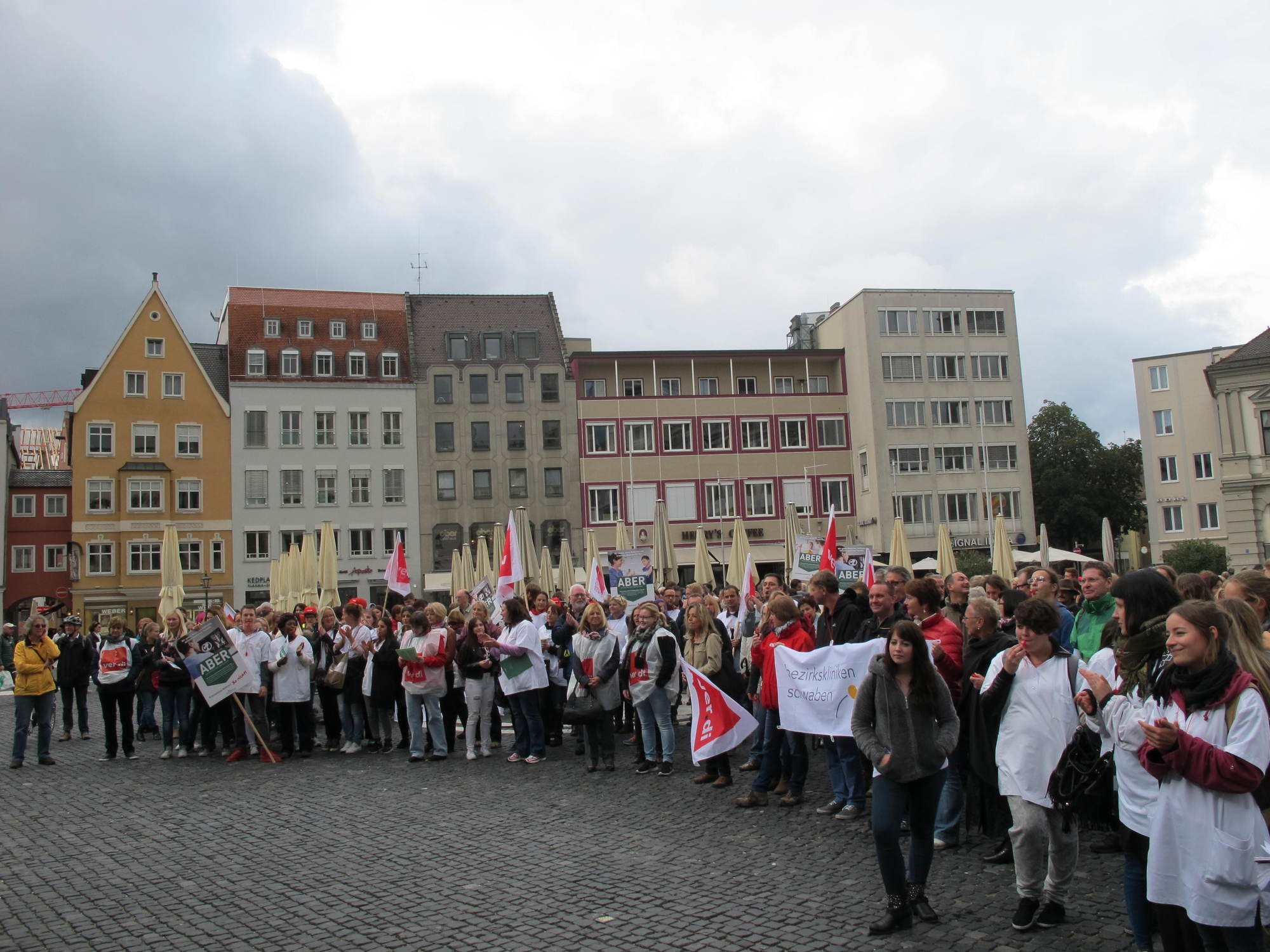 Krankenhausmitarbeiter, OB Dr. Gribl, Schmidtke, Schwering und Jagel gehen gegen das KHSG auf die Straße. Foto: B4B SCHWABEN