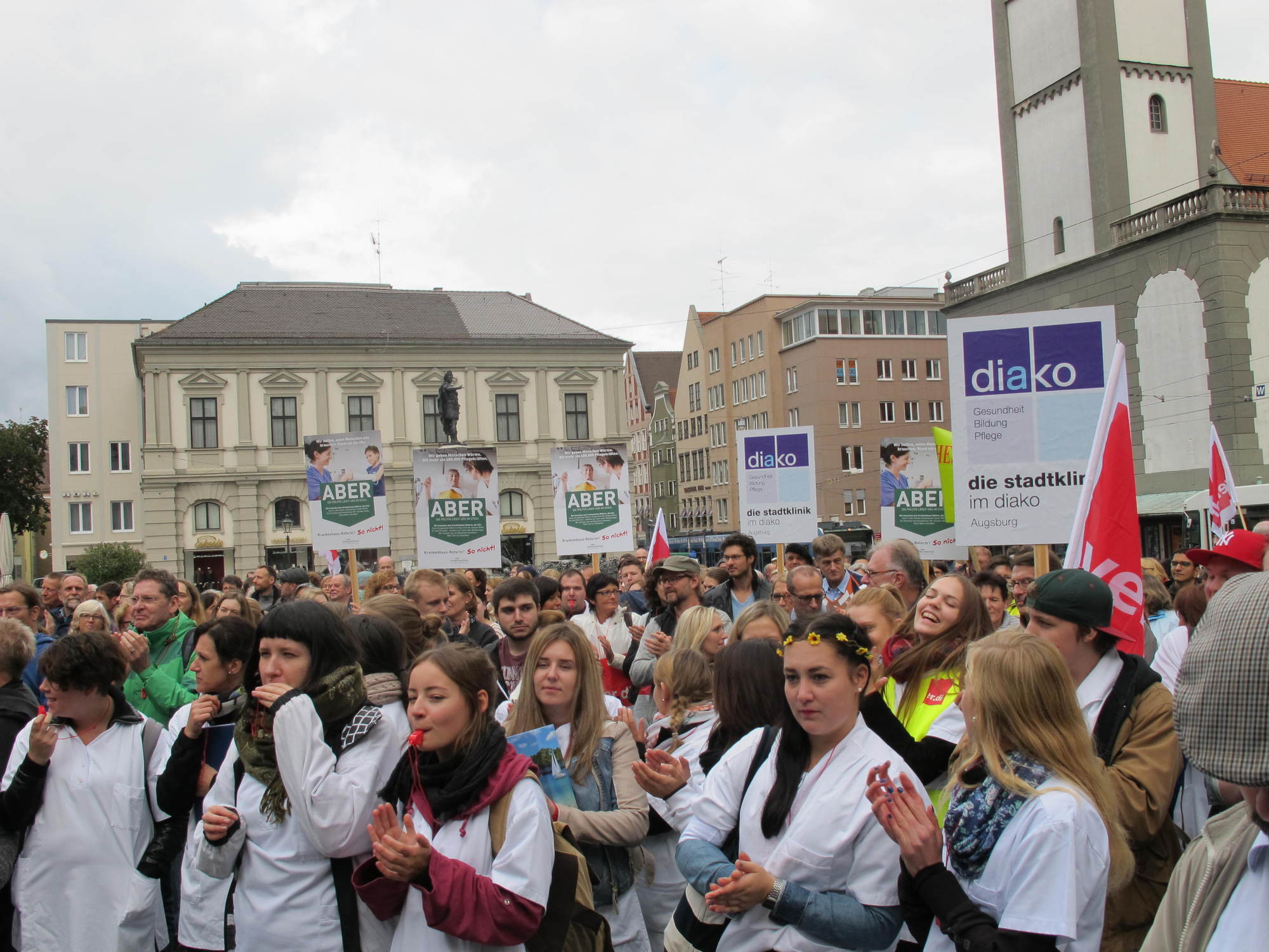 Krankenhausmitarbeiter, OB Dr. Gribl, Schmidtke, Schwering und Jagel gehen gegen das KHSG auf die Straße. Foto: B4B SCHWABEN