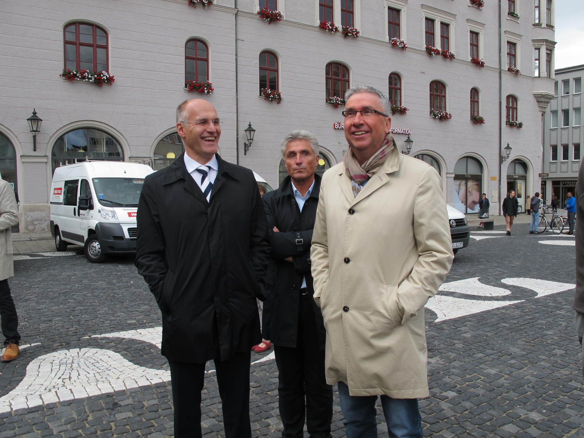 Krankenhausmitarbeiter, OB Dr. Gribl, Schmidtke, Schwering und Jagel gehen gegen das KHSG auf die Straße. Foto: B4B SCHWABEN