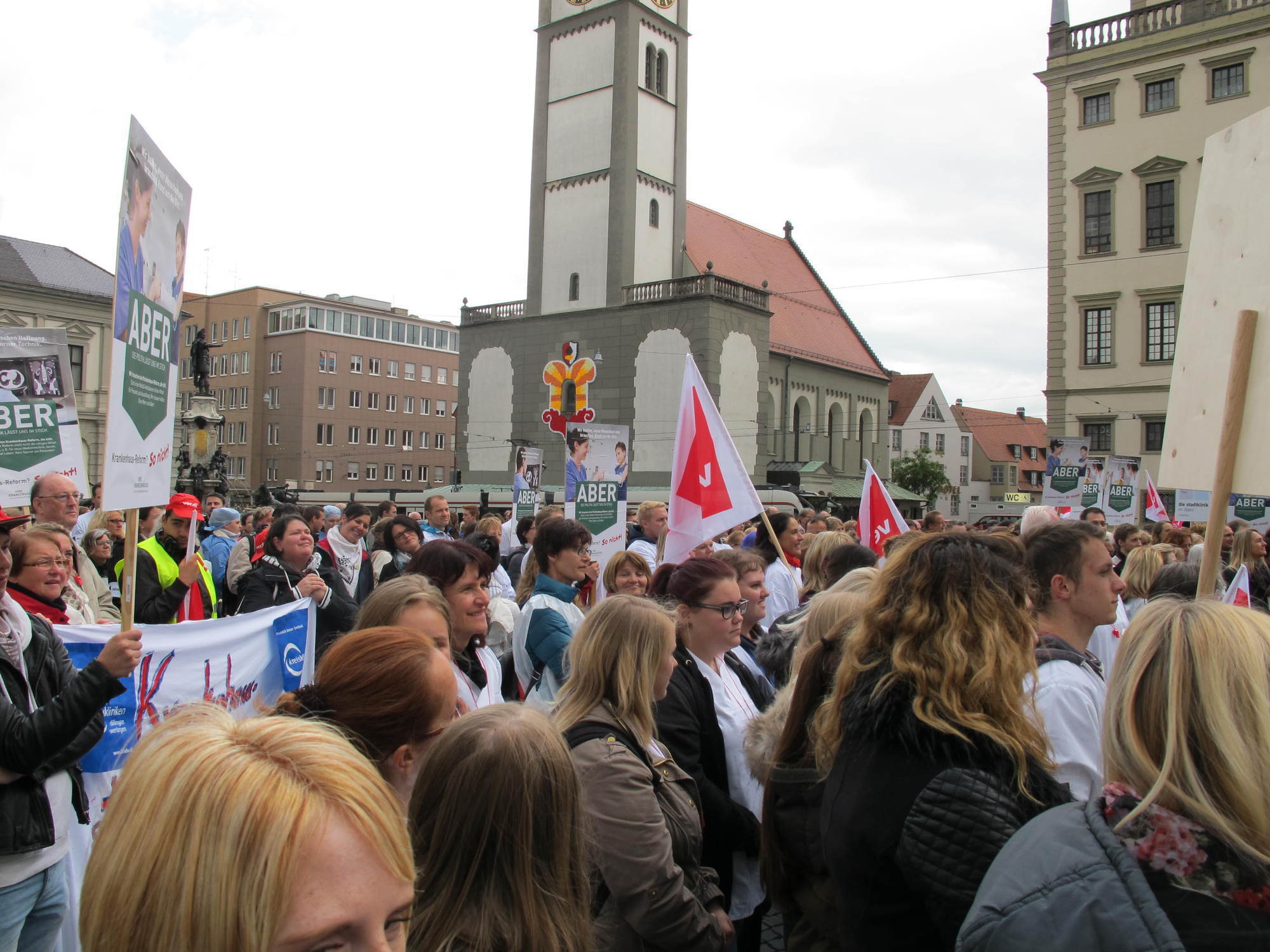 Krankenhausmitarbeiter, OB Dr. Gribl, Schmidtke, Schwering und Jagel gehen gegen das KHSG auf die Straße. Foto: B4B SCHWABEN
