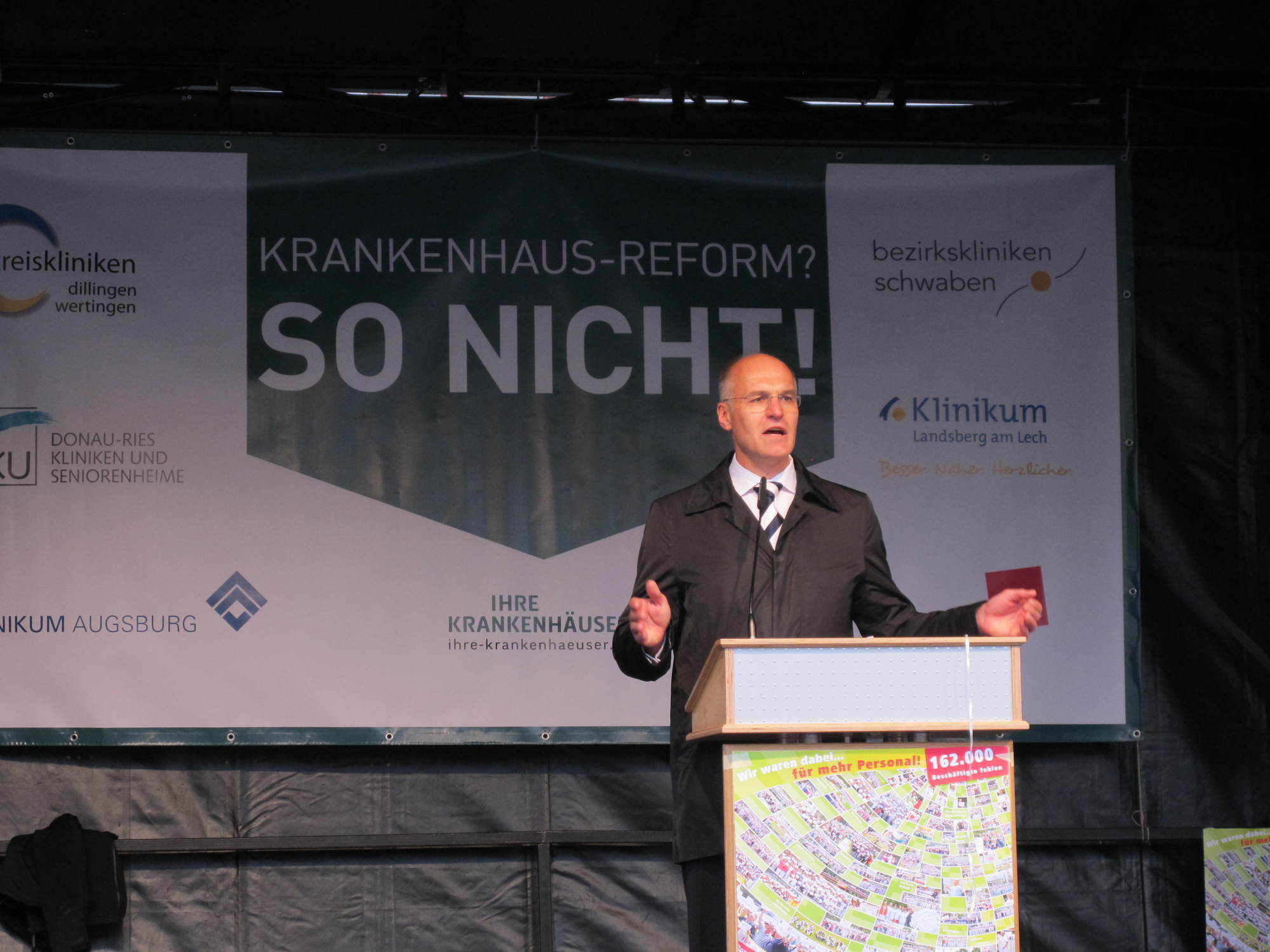 Krankenhausmitarbeiter, OB Dr. Gribl, Schmidtke, Schwering und Jagel gehen gegen das KHSG auf die Straße. Foto: B4B SCHWABEN