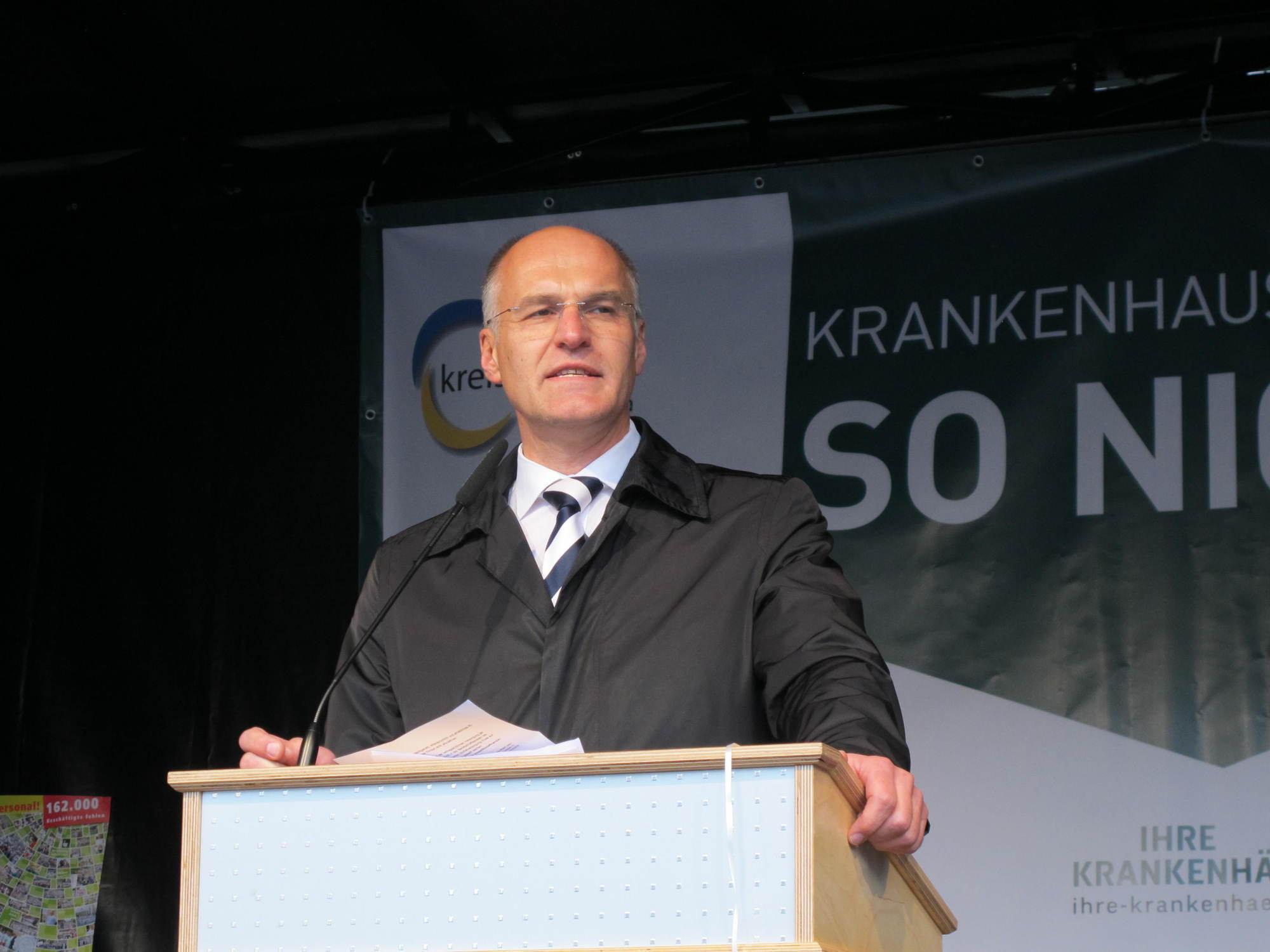 Krankenhausmitarbeiter, OB Dr. Gribl, Schmidtke, Schwering und Jagel gehen gegen das KHSG auf die Straße. Foto: B4B SCHWABEN