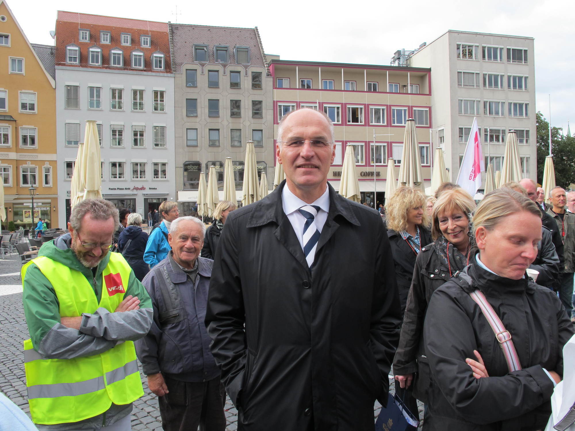 Krankenhausmitarbeiter, OB Dr. Gribl, Schmidtke, Schwering und Jagel gehen gegen das KHSG auf die Straße. Foto: B4B SCHWABEN
