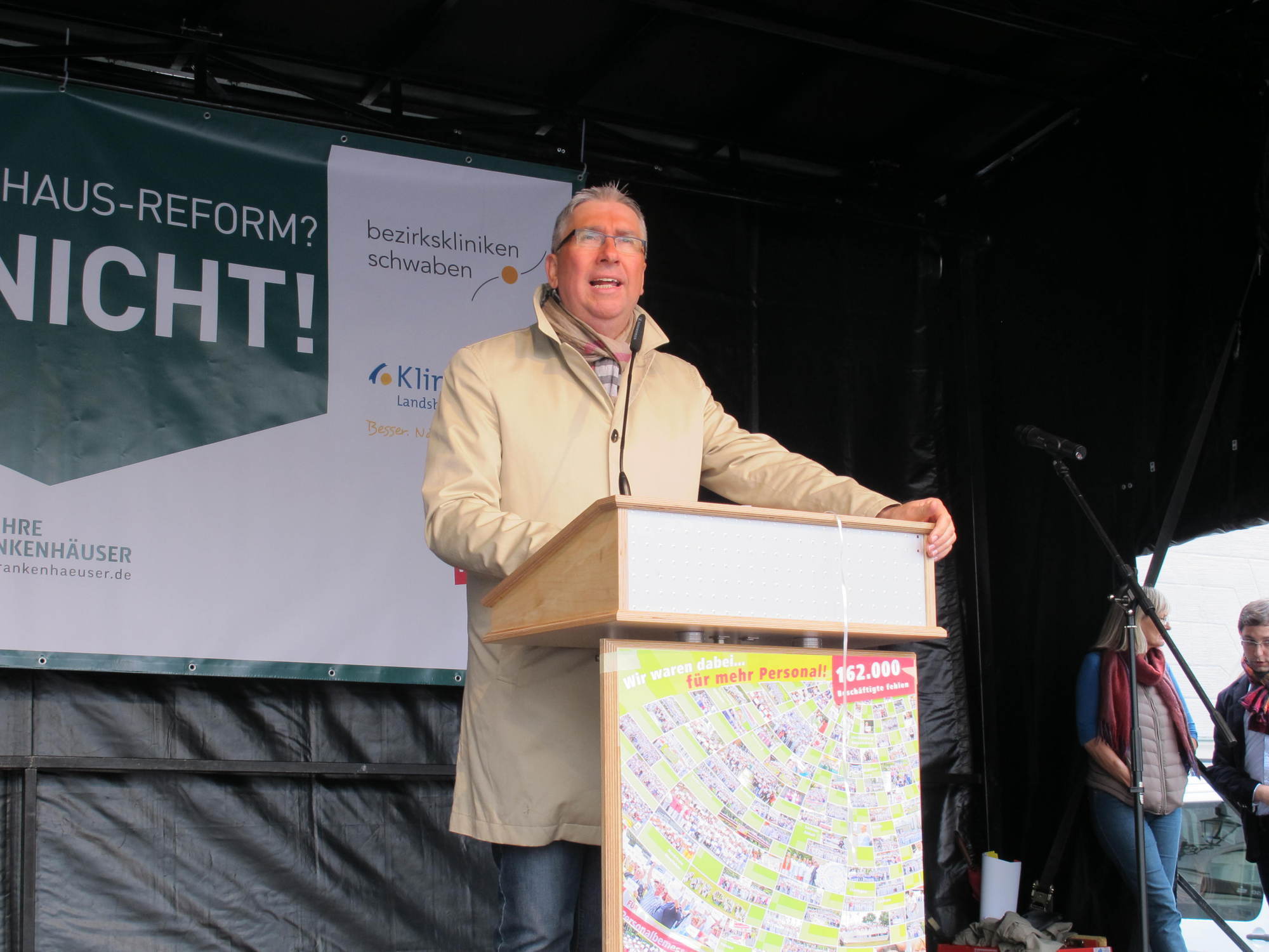 Krankenhausmitarbeiter, OB Dr. Gribl, Schmidtke, Schwering und Jagel gehen gegen das KHSG auf die Straße. Foto: B4B SCHWABEN
