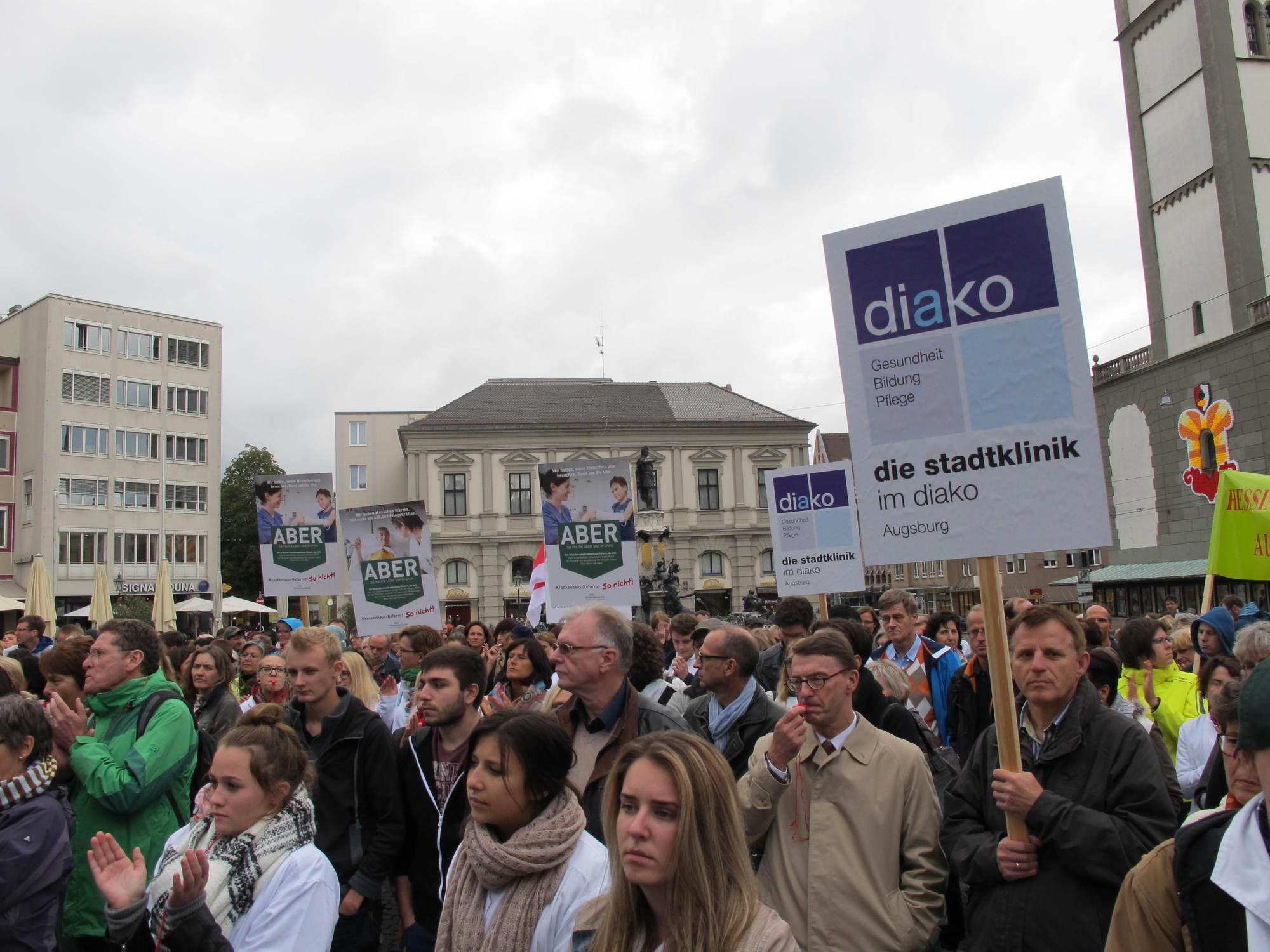 Krankenhausmitarbeiter, OB Dr. Gribl, Schmidtke, Schwering und Jagel gehen gegen das KHSG auf die Straße. Foto: B4B SCHWABEN