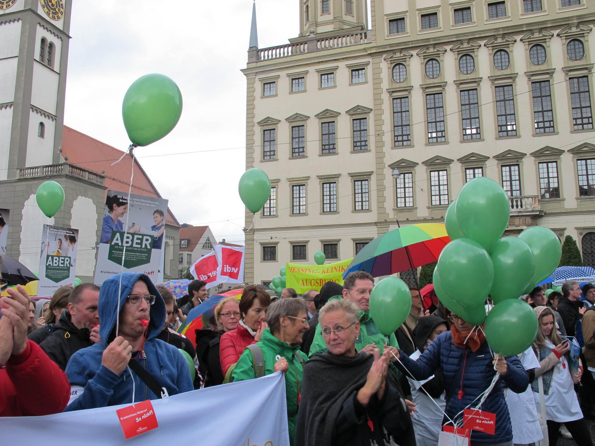 Krankenhausmitarbeiter, OB Dr. Gribl, Schmidtke, Schwering und Jagel gehen gegen das KHSG auf die Straße. Foto: B4B SCHWABEN