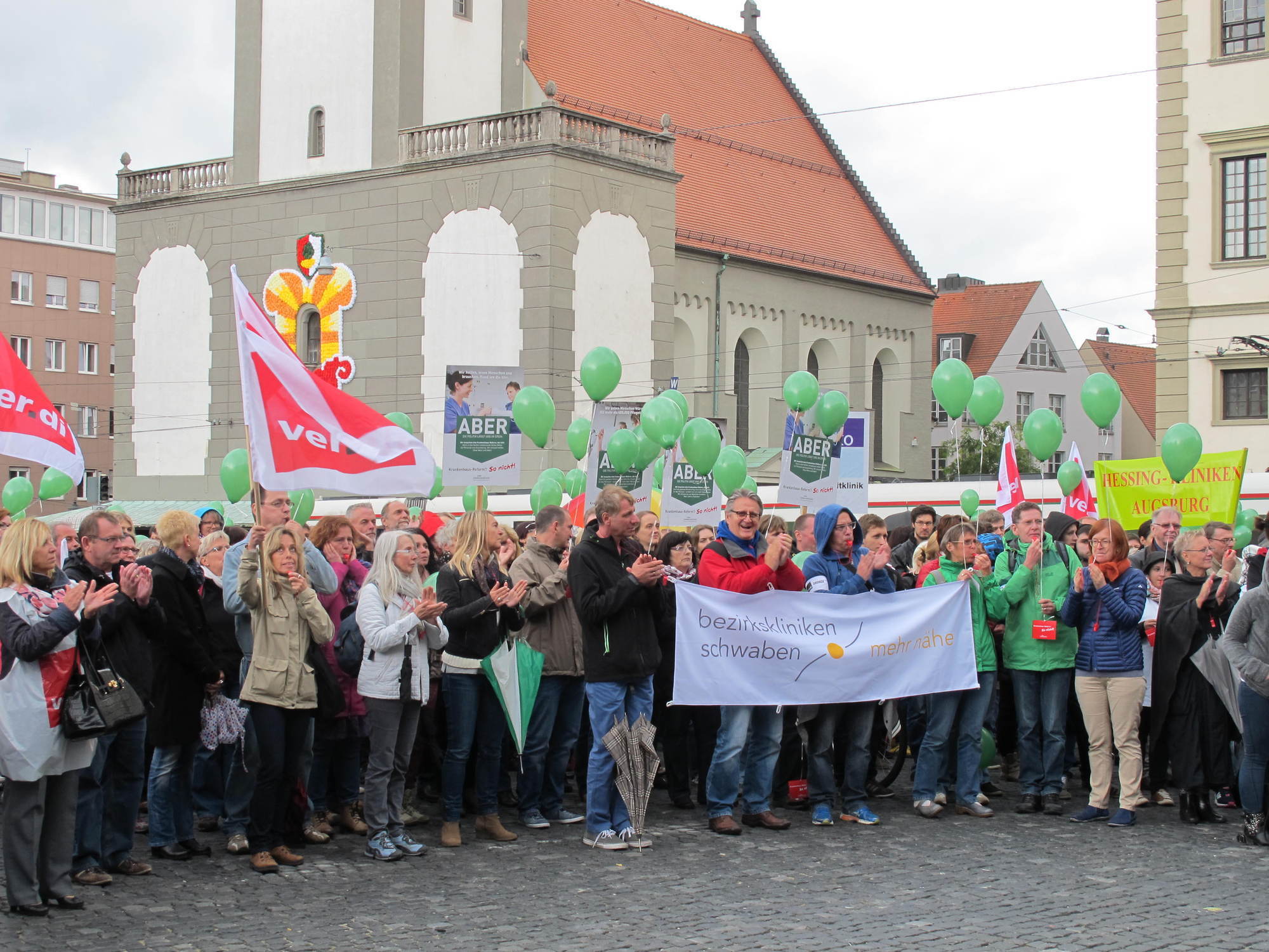 Krankenhausmitarbeiter, OB Dr. Gribl, Schmidtke, Schwering und Jagel gehen gegen das KHSG auf die Straße. Foto: B4B SCHWABEN