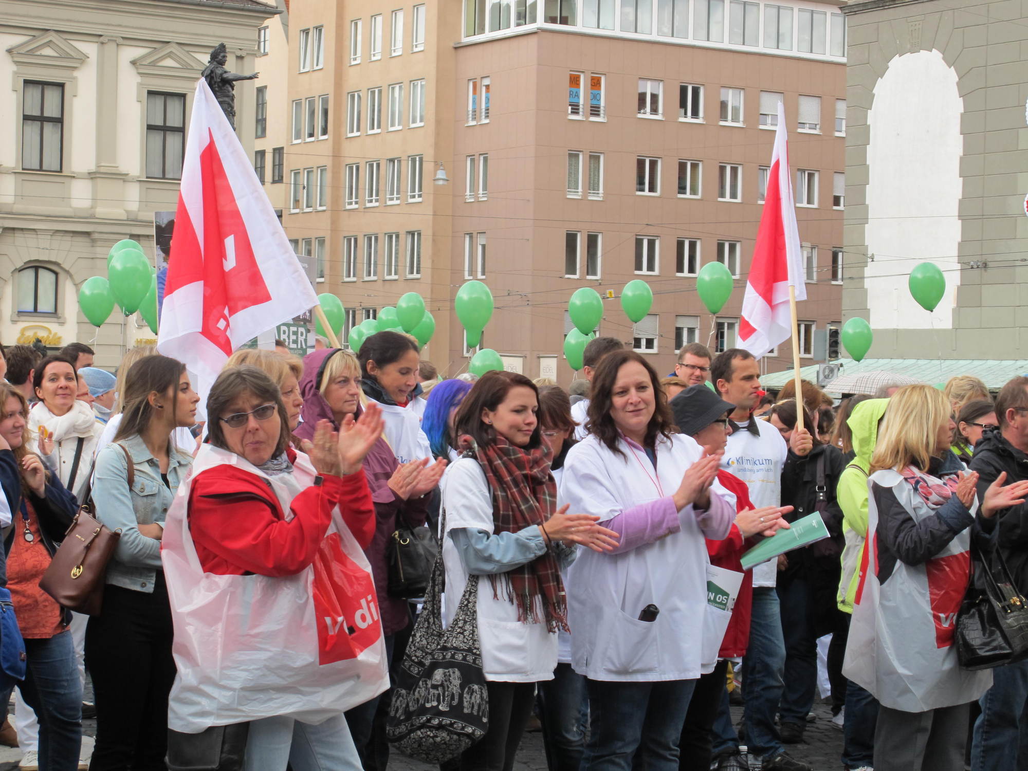 Krankenhausmitarbeiter, OB Dr. Gribl, Schmidtke, Schwering und Jagel gehen gegen das KHSG auf die Straße. Foto: B4B SCHWABEN