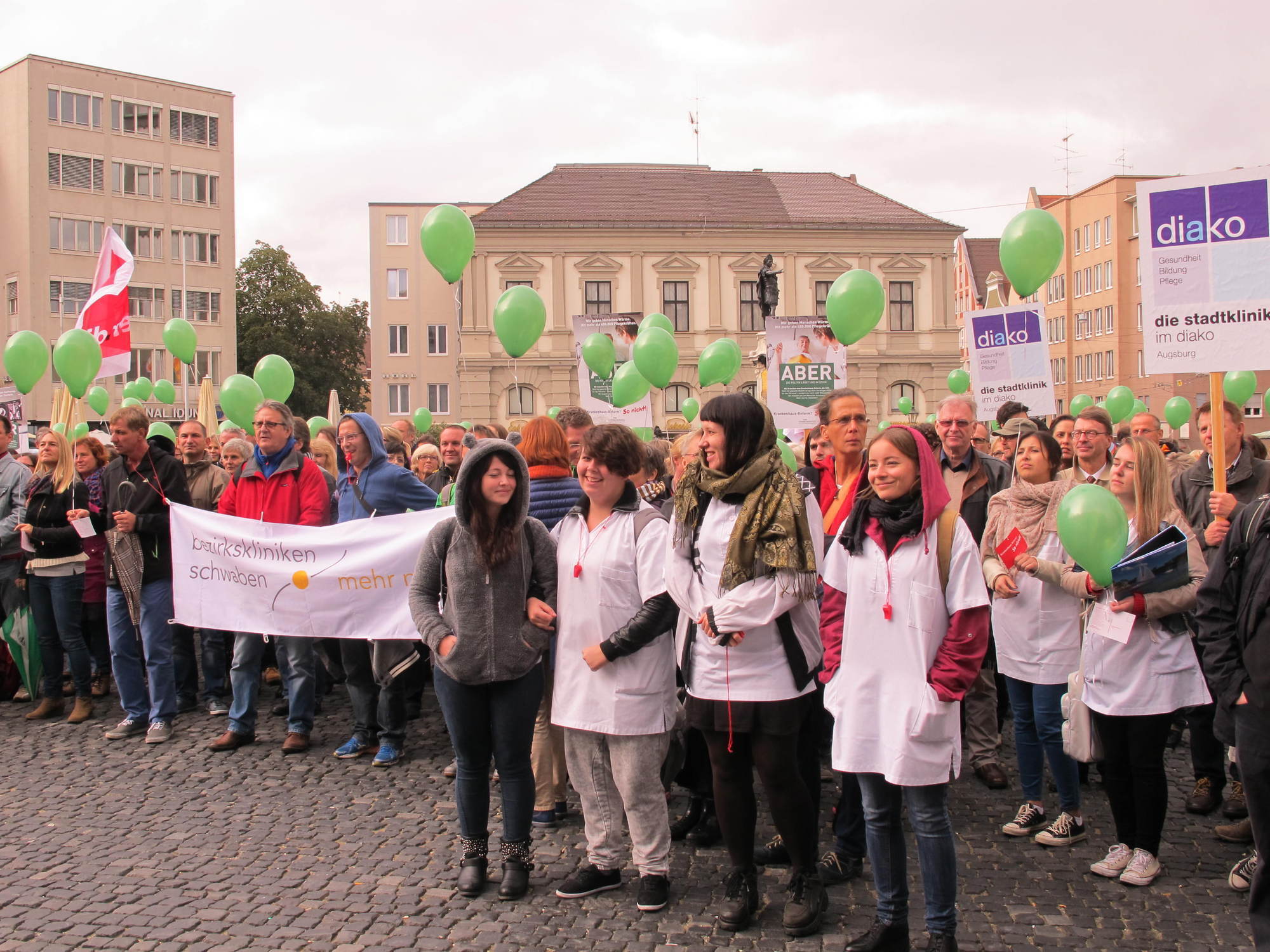 Krankenhausmitarbeiter, OB Dr. Gribl, Schmidtke, Schwering und Jagel gehen gegen das KHSG auf die Straße. Foto: B4B SCHWABEN