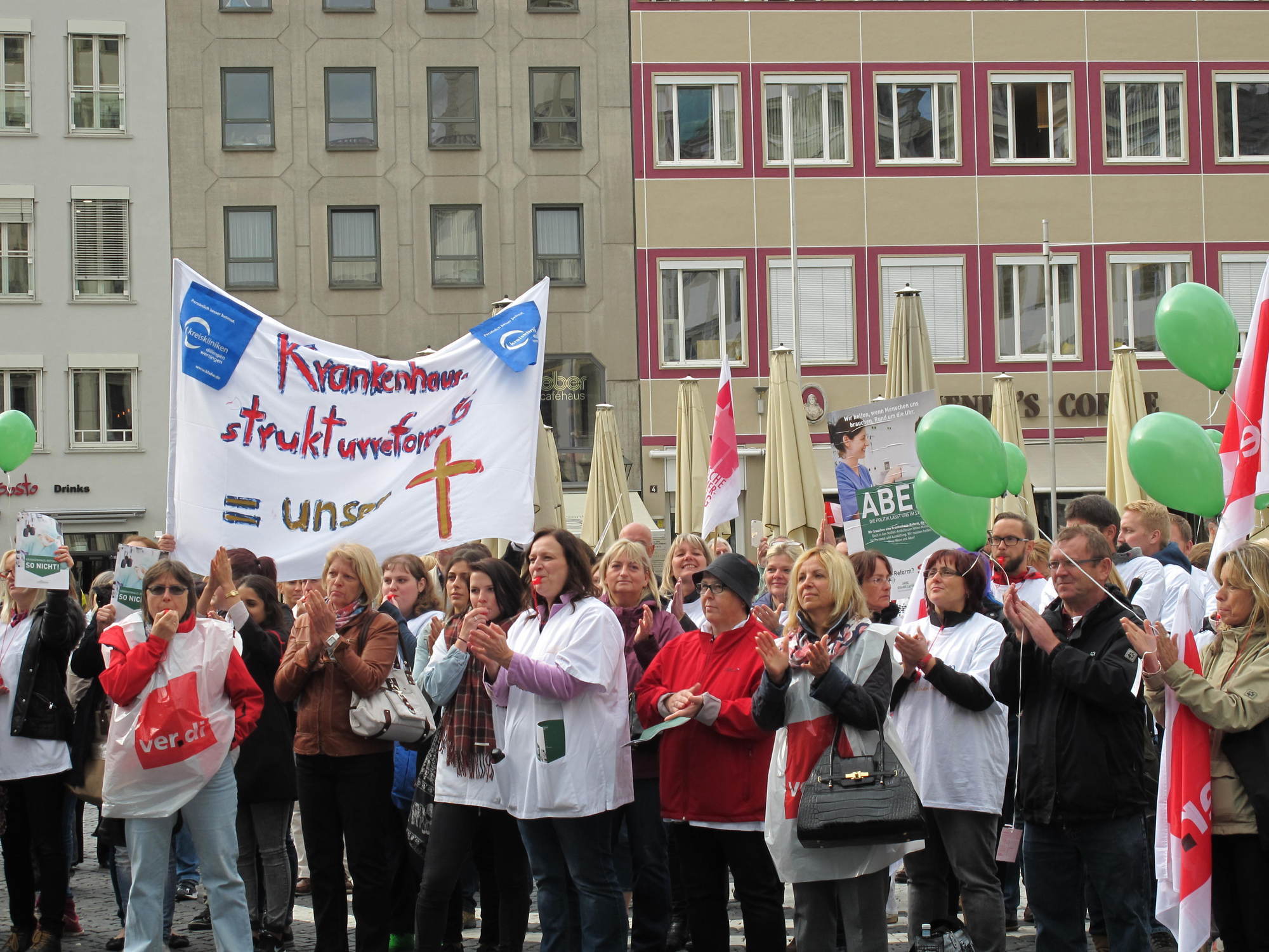 Krankenhausmitarbeiter, OB Dr. Gribl, Schmidtke, Schwering und Jagel gehen gegen das KHSG auf die Straße. Foto: B4B SCHWABEN