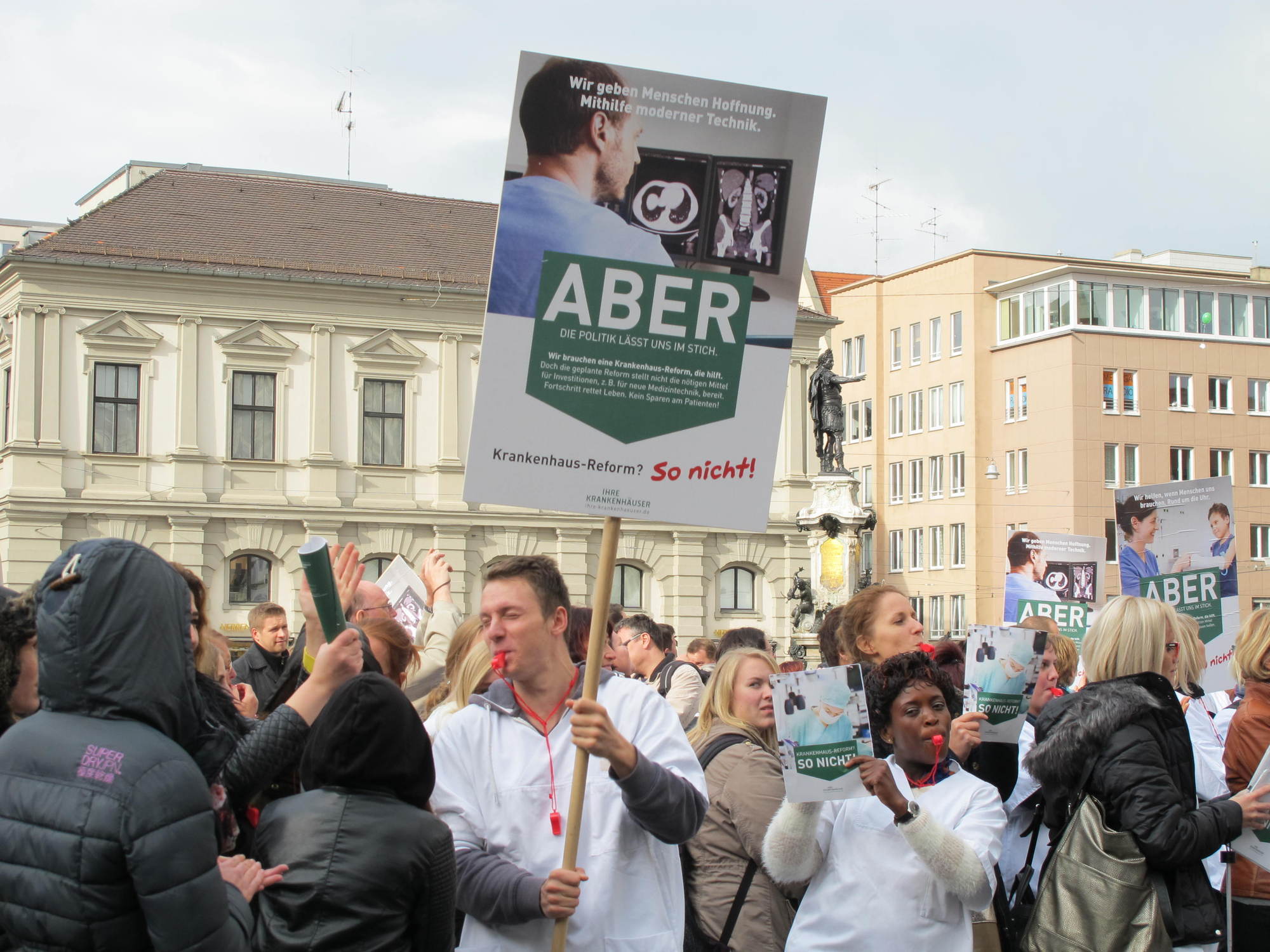 Krankenhausmitarbeiter, OB Dr. Gribl, Schmidtke, Schwering und Jagel gehen gegen das KHSG auf die Straße. Foto: B4B SCHWABEN