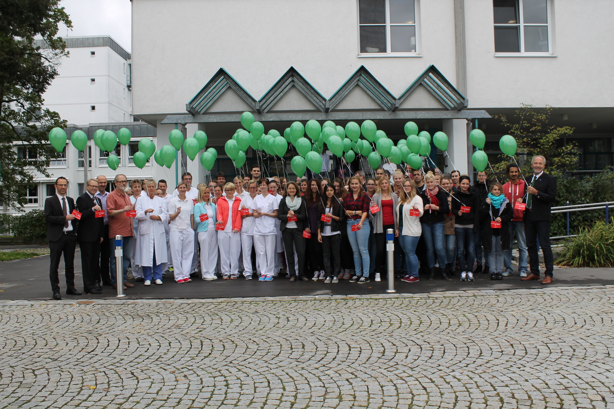 Am Ende der Protestaktion der Kreiskliniken Unterallgäu stiegen Luftballons in den Himmel. Foto: Kreiskliniken Unterallgäu