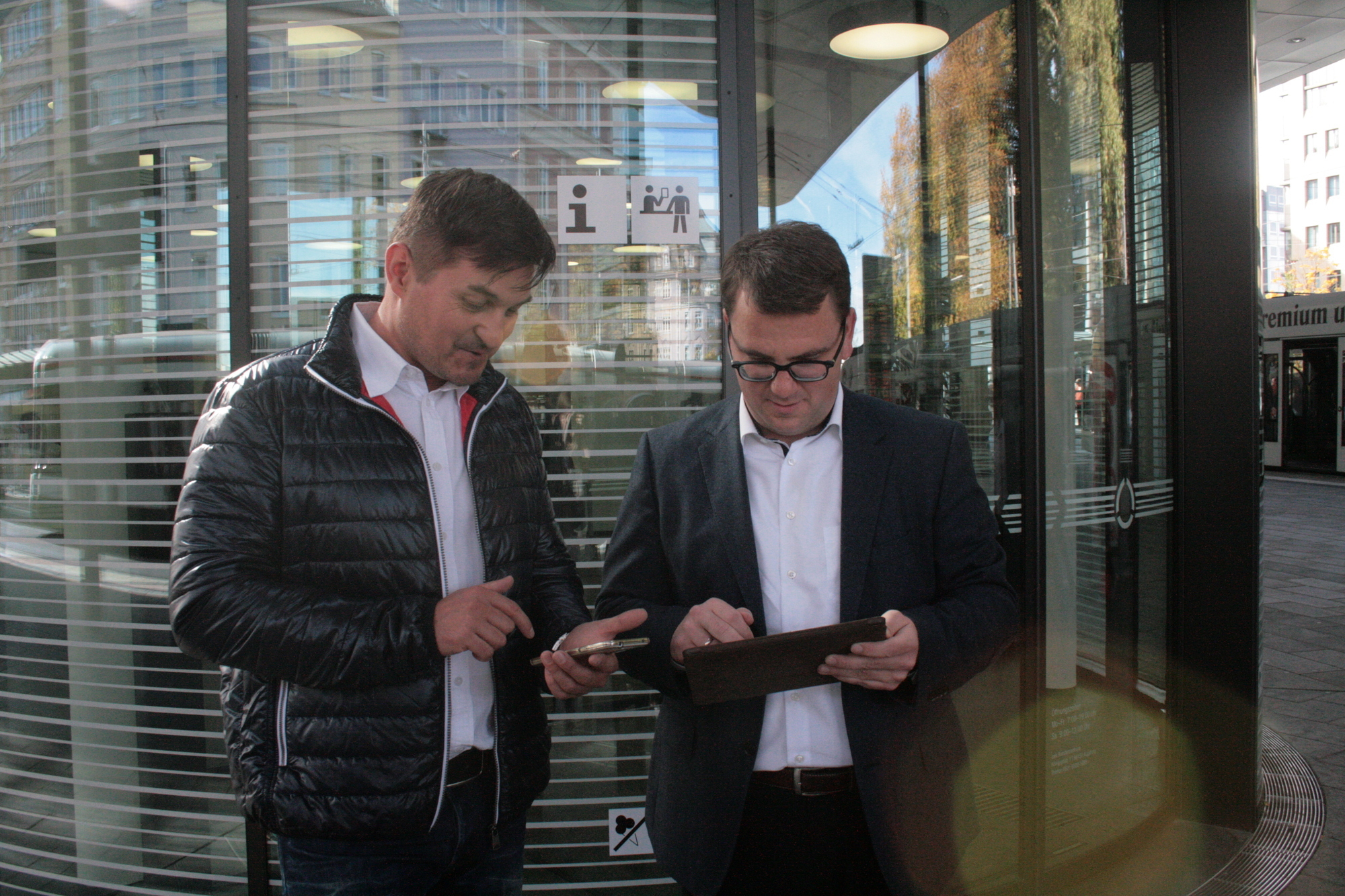 Dr. Walter Casazza bei der Inbetriebnahme des WLAN in den Bussen der swa. Foto: B4B SCHWABEN