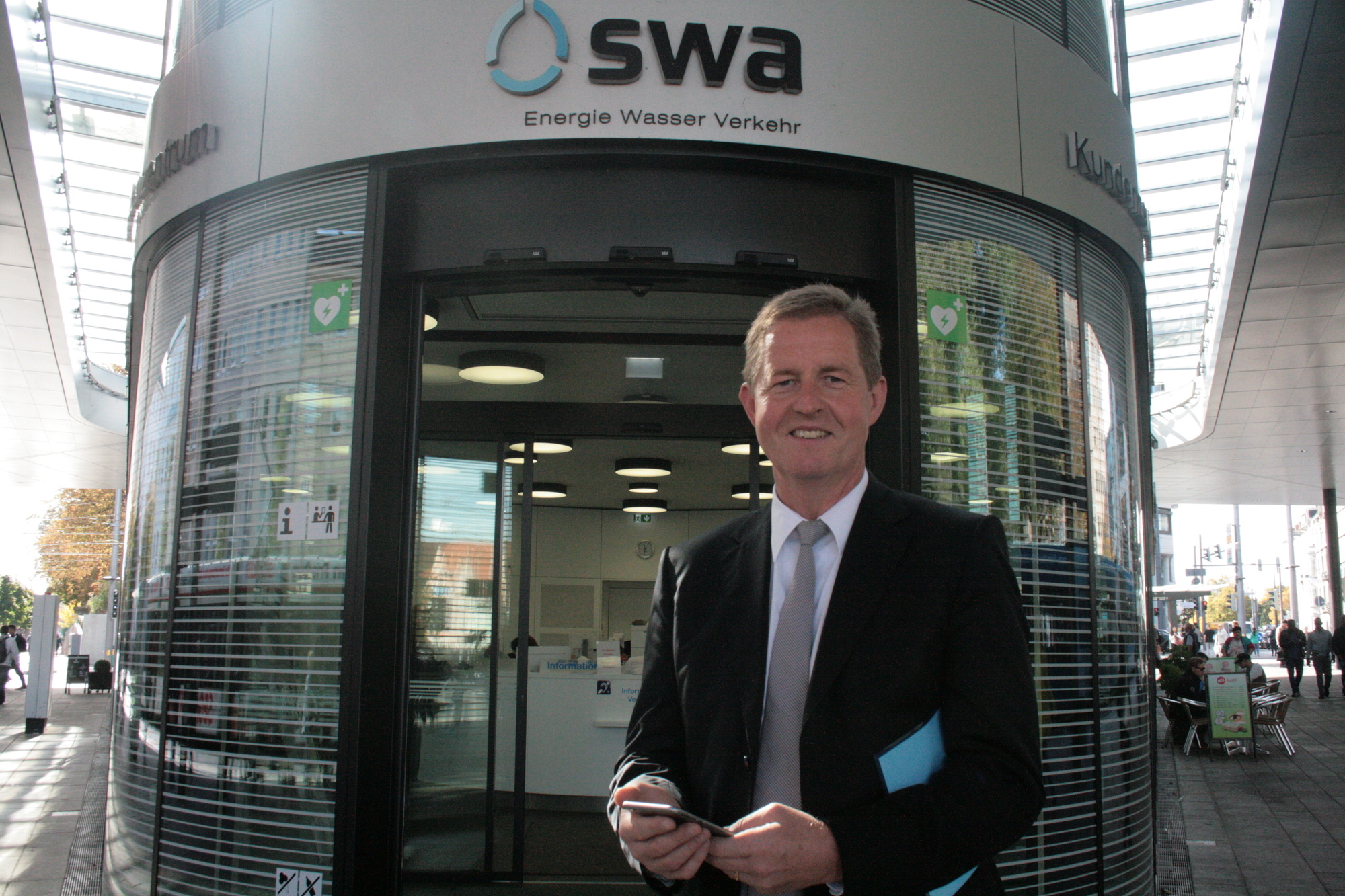 Dr. Walter Casazza bei der Inbetriebnahme des WLAN in den Bussen der swa. Foto: B4B SCHWABEN