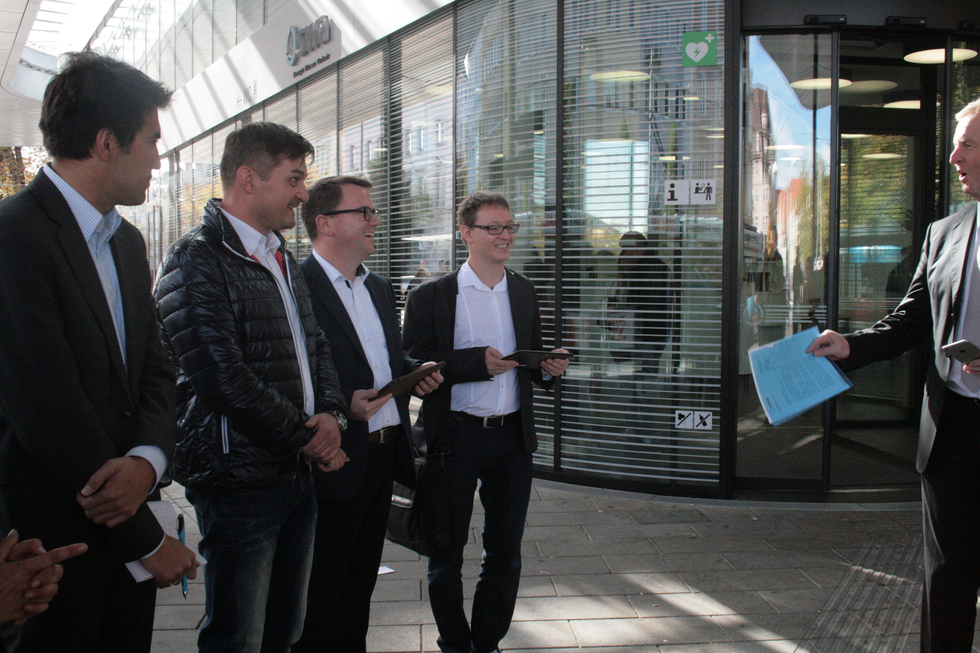 Dr. Walter Casazza bei der Inbetriebnahme des WLAN in den Bussen der swa. Foto: B4B SCHWABEN