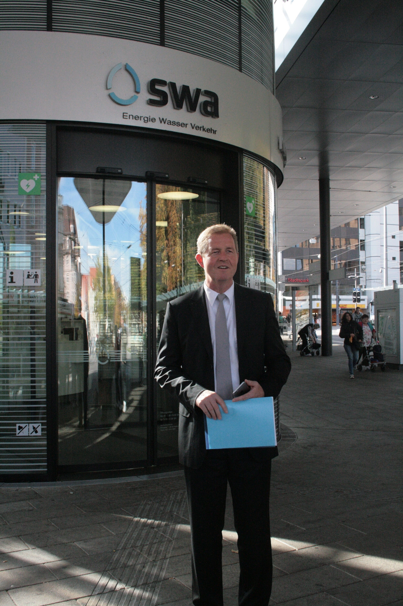 Dr. Walter Casazza bei der Inbetriebnahme des WLAN in den Bussen der swa. Foto: B4B SCHWABEN
