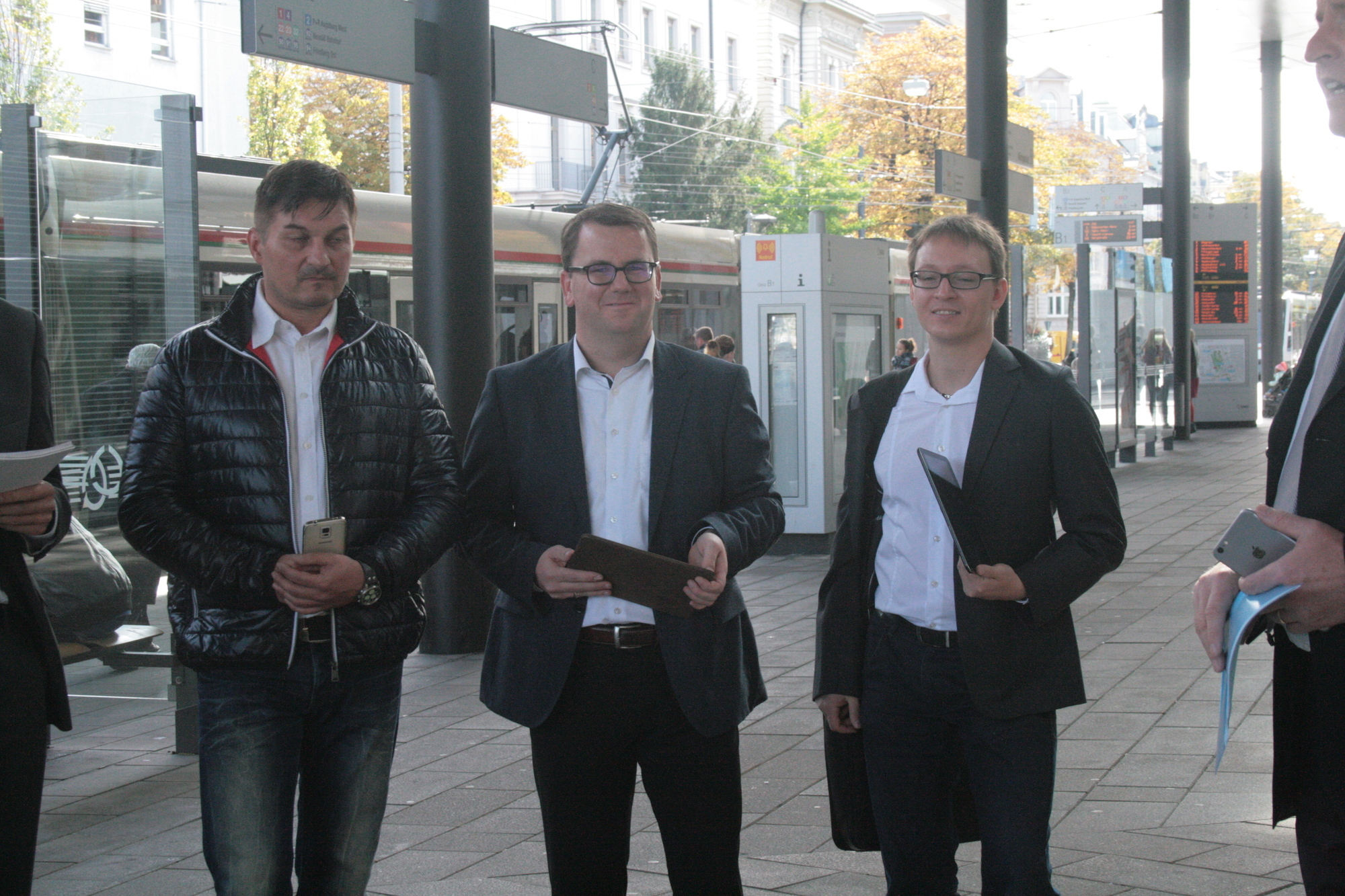 Dr. Walter Casazza bei der Inbetriebnahme des WLAN in den Bussen der swa. Foto: B4B SCHWABEN