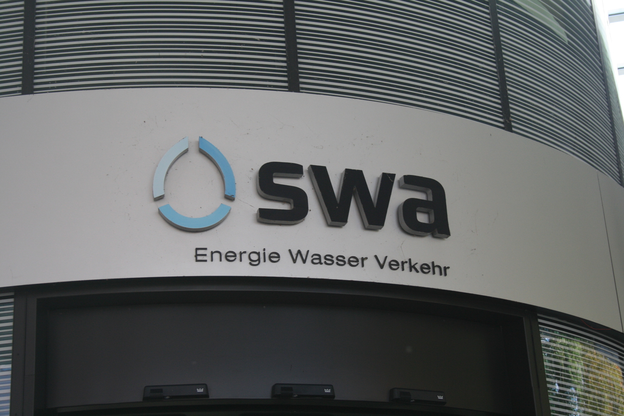 Dr. Walter Casazza bei der Inbetriebnahme des WLAN in den Bussen der swa. Foto: B4B SCHWABEN