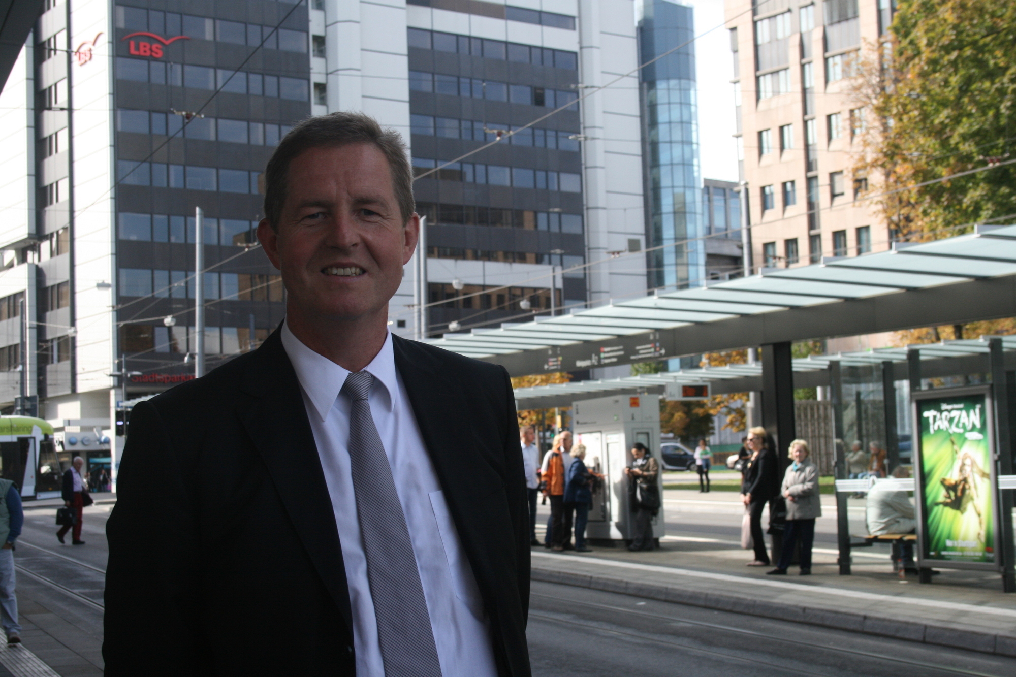 Dr. Walter Casazza bei der Inbetriebnahme des WLAN in den Bussen der swa. Foto: B4B SCHWABEN