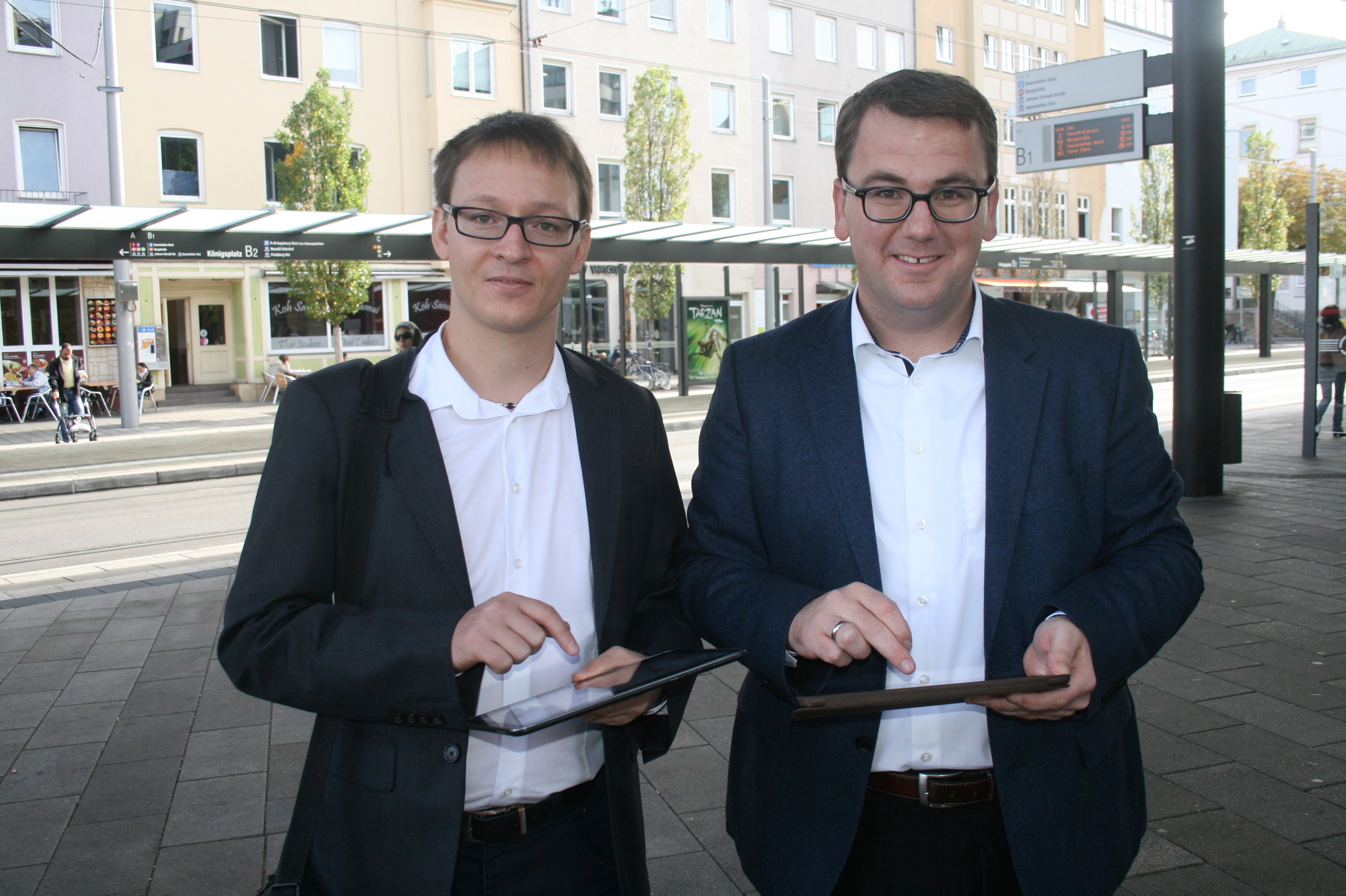 Dr. Walter Casazza bei der Inbetriebnahme des WLAN in den Bussen der swa. Foto: B4B SCHWABEN