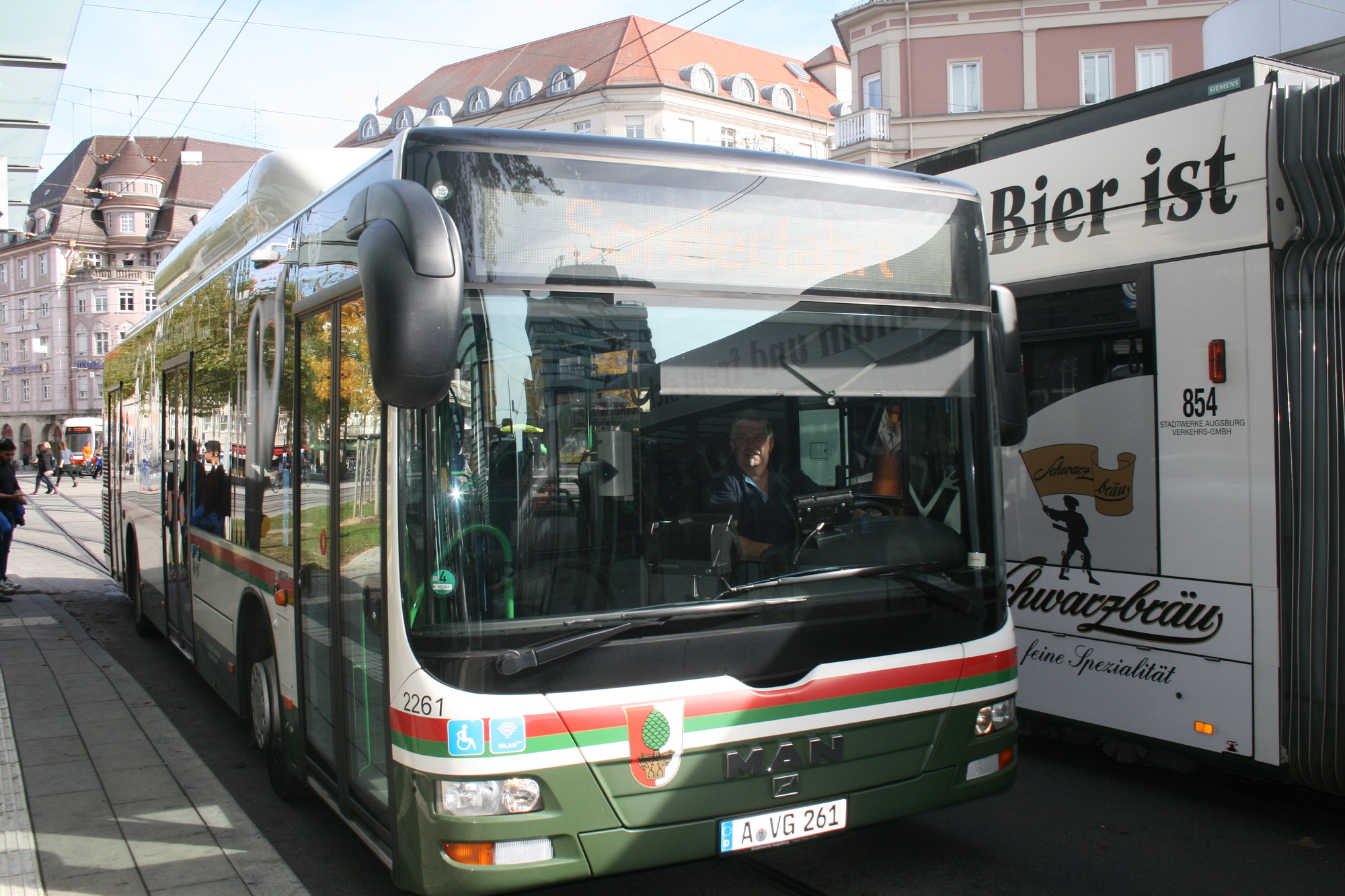 Dr. Walter Casazza bei der Inbetriebnahme des WLAN in den Bussen der swa. Foto: B4B SCHWABEN