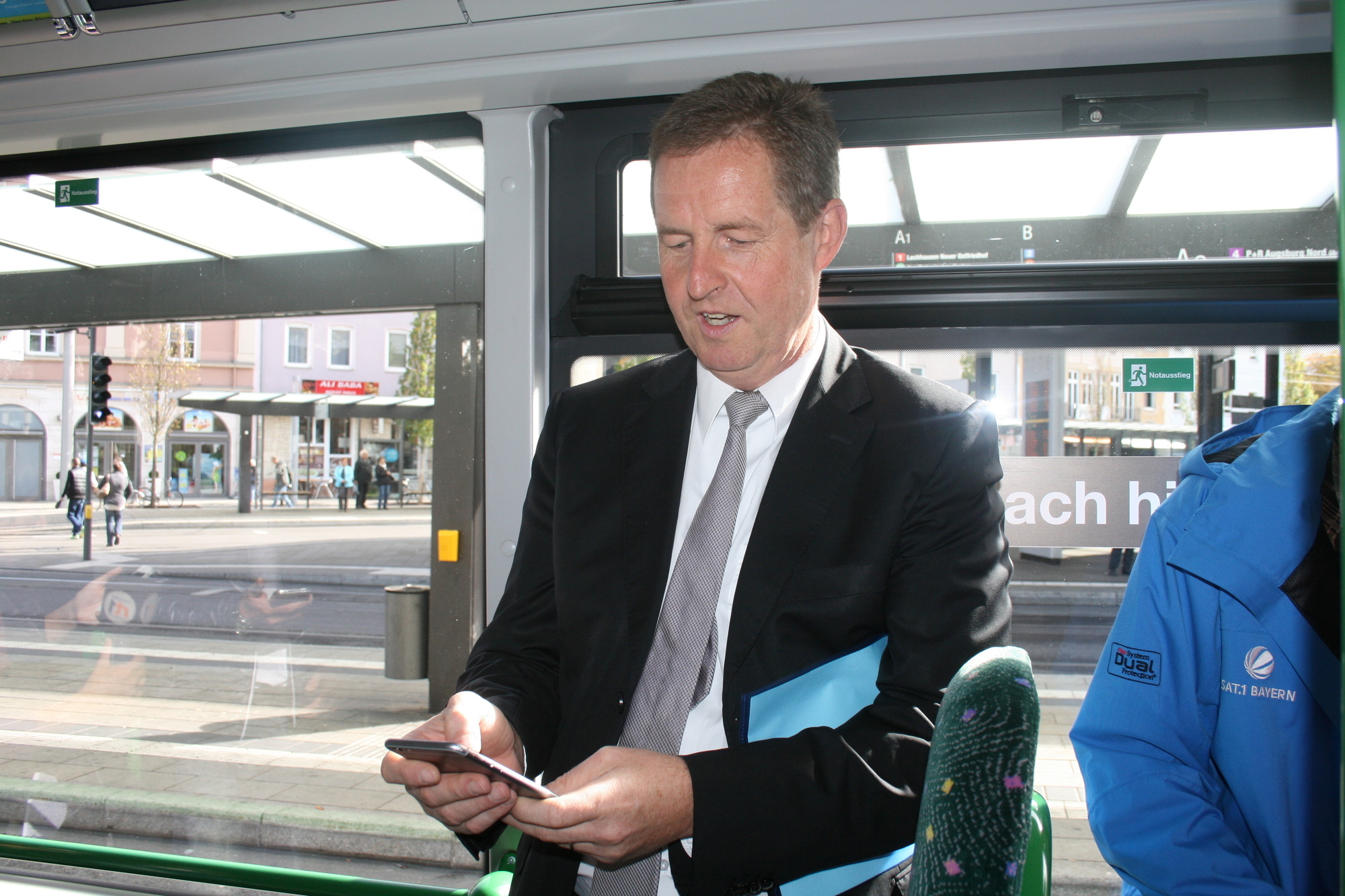 Dr. Walter Casazza bei der Inbetriebnahme des WLAN in den Bussen der swa. Foto: B4B SCHWABEN