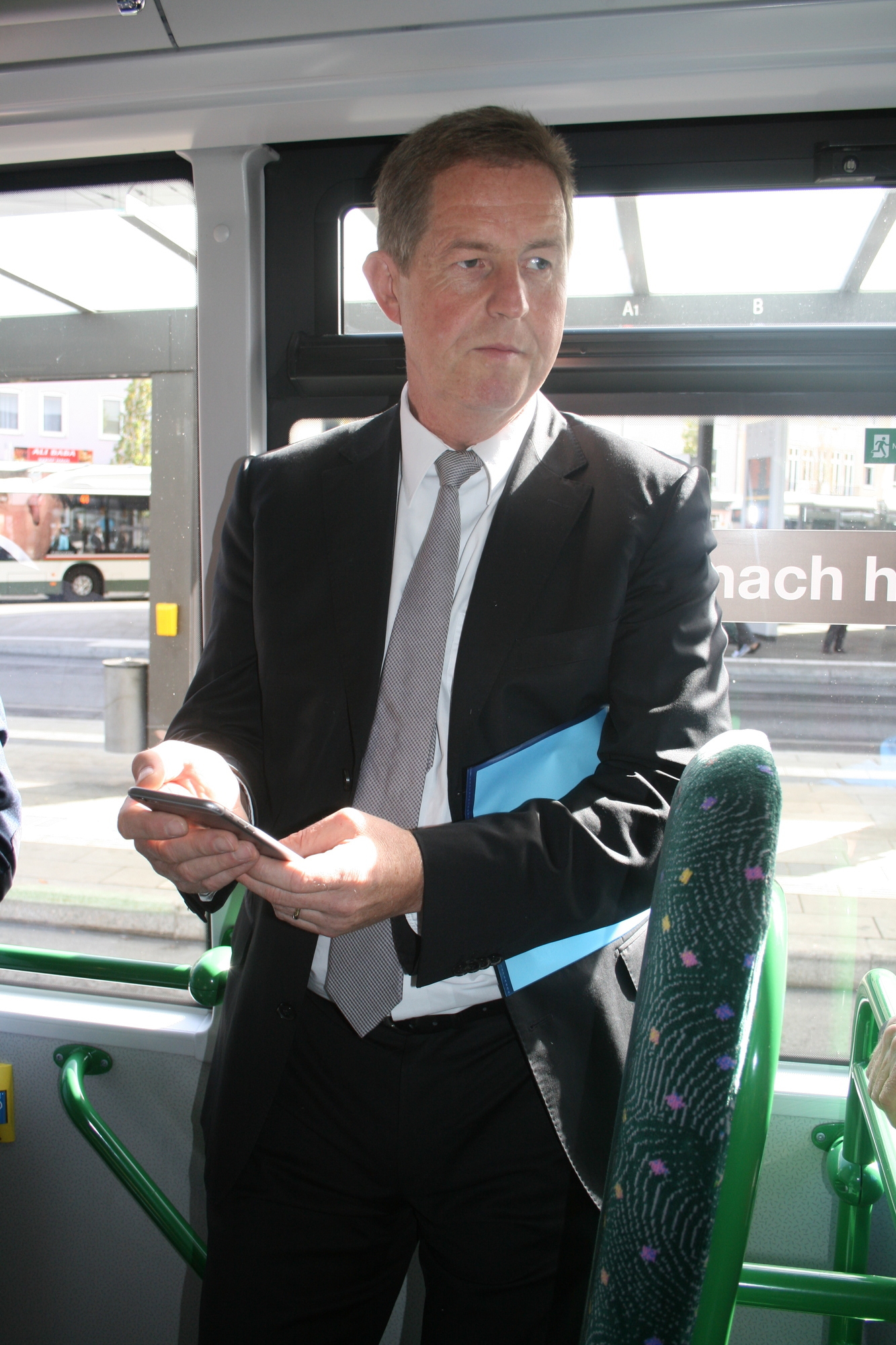 Dr. Walter Casazza bei der Inbetriebnahme des WLAN in den Bussen der swa. Foto: B4B SCHWABEN