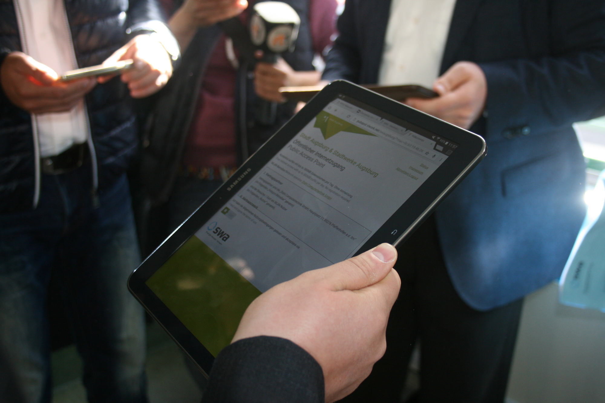 Dr. Walter Casazza bei der Inbetriebnahme des WLAN in den Bussen der swa. Foto: B4B SCHWABEN