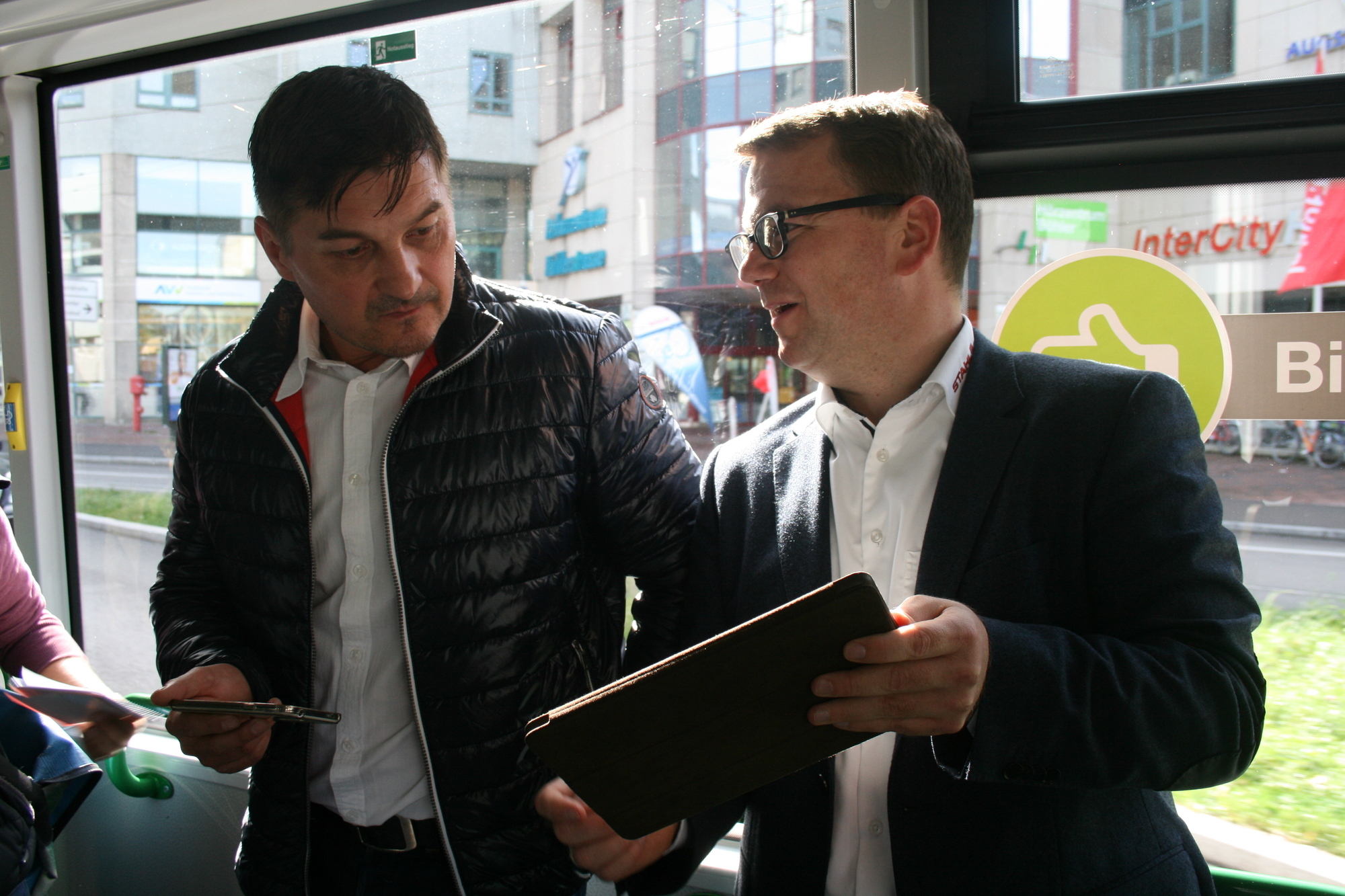 Dr. Walter Casazza bei der Inbetriebnahme des WLAN in den Bussen der swa. Foto: B4B SCHWABEN