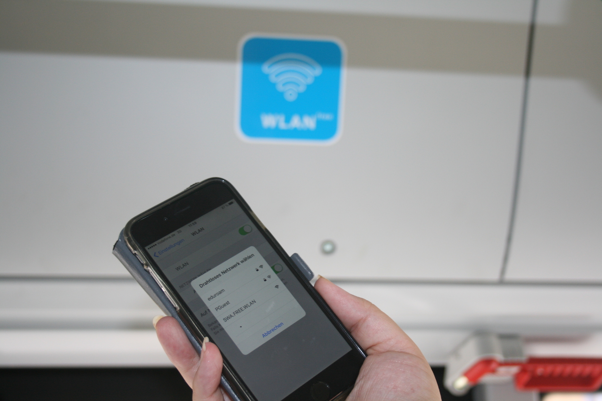 Dr. Walter Casazza bei der Inbetriebnahme des WLAN in den Bussen der swa. Foto: B4B SCHWABEN