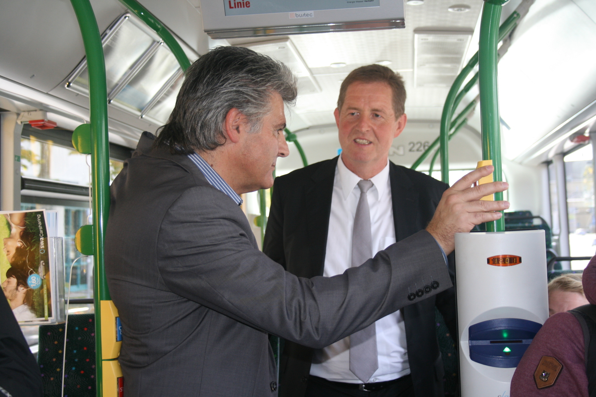 Dr. Walter Casazza bei der Inbetriebnahme des WLAN in den Bussen der swa. Foto: B4B SCHWABEN