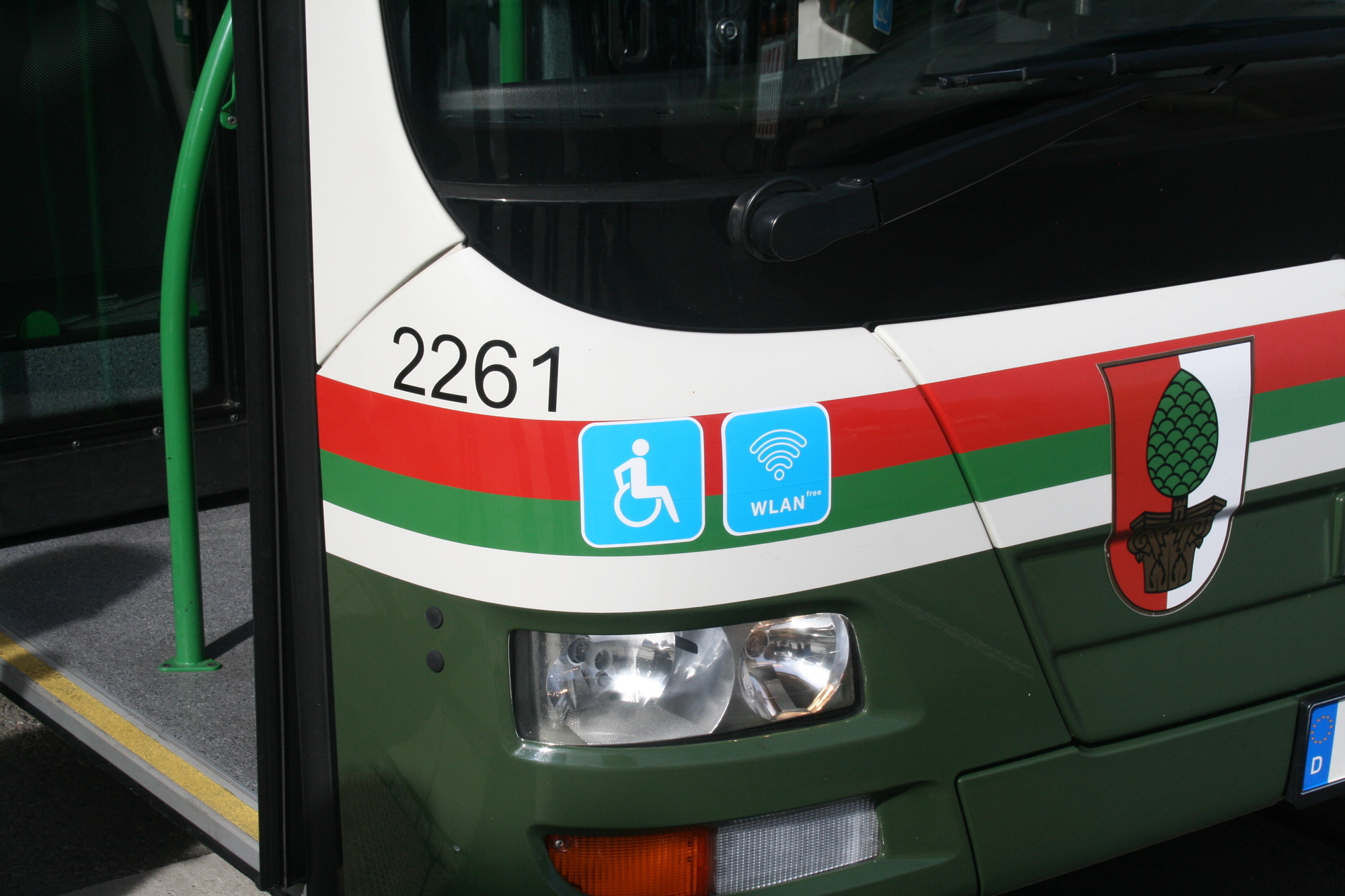 Dr. Walter Casazza bei der Inbetriebnahme des WLAN in den Bussen der swa. Foto: B4B SCHWABEN