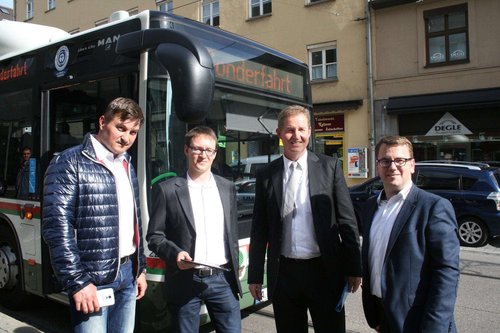 Dr. Walter Casazza bei der Inbetriebnahme des WLAN in den Bussen der swa. Foto: B4B SCHWABEN
